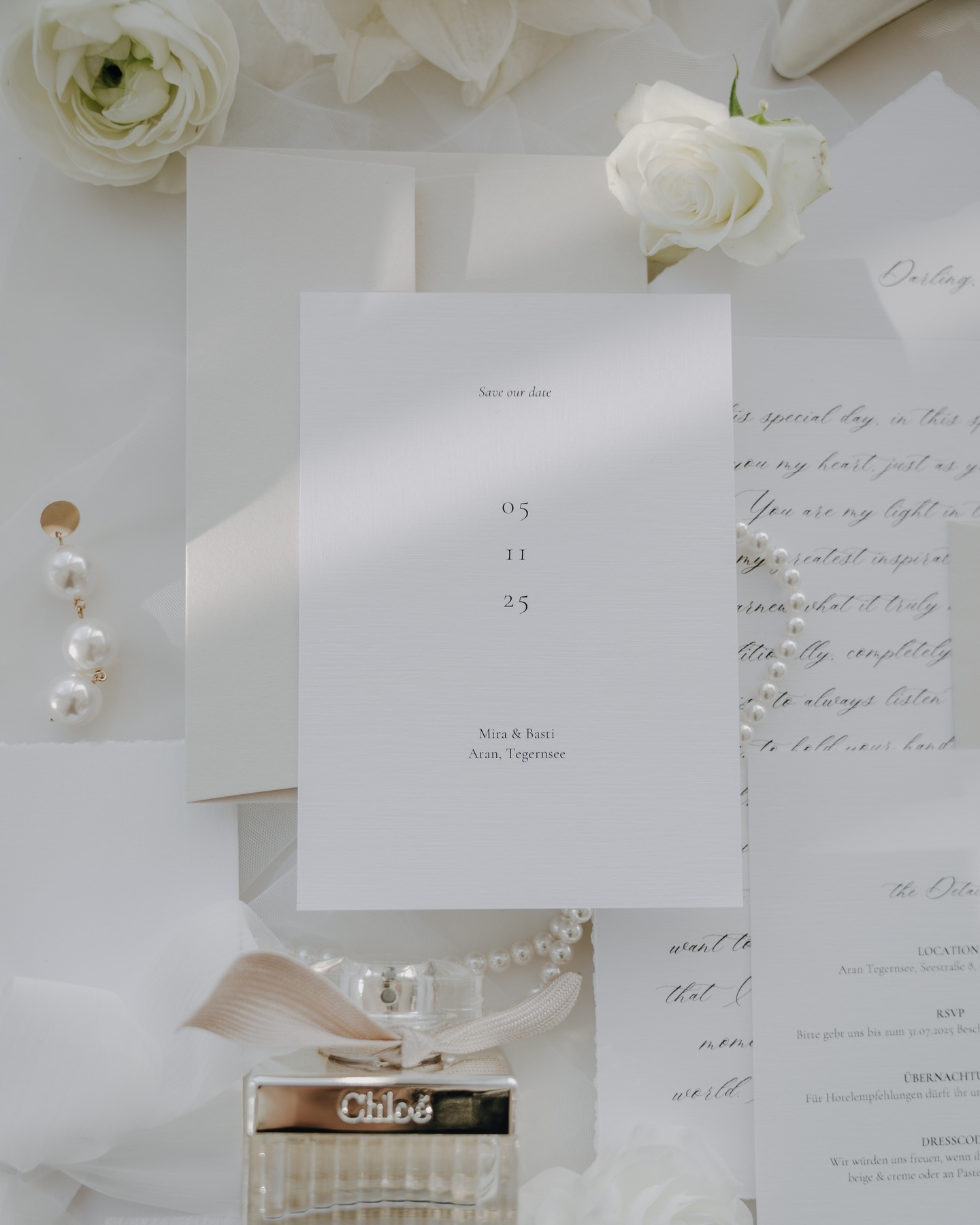 Designerpapeterie für eure exklusive Hochzeit am Tegernsee.
Wenn ihr euch für hochwertige, individuelle Hochzeitspapeterie entscheidet, beauftragt ihr nicht einfach jemanden, der hübsche Karten gestaltet – ihr vertraut einer Designerin, die euer Konzept versteht, eure Geschichte spürt und sie in jedes Detail übersetzt.
Ein Design, das bleibt – denn Exklusivität ist keine Option, sondern mein Standard. 🤍
•
•
•
#hochzeitspapeterie #hochzeitseinladungen #einladungskartenhochzeit #verlobt #brıdetobe #tegernsee #tegernseeliebe #hochzeittegernsee #heiratenamtegernsee #tegernseewedding #editorialwedding #hochzeitsfotografie
📷 by @rebeccakirsch.fotografie
Orga & Fotografie: @tamarawilde_photography
& @rebeccakirsch.fotografie, @wilde.vents
Couple: @miraandbasti
Styling: @visagist_andrea_rauer @beautybrides_brautstyling
Papeterie: @slowdown_art
Location: @aran_since1999
Floristik: @blumenhandwerk_daehne
Torte: @marys_konditorei
Schmuck: @perlenbraeute
Brautmode: @inlove_brautmoden_ingolstadt
Anzug: @mode_burkhard