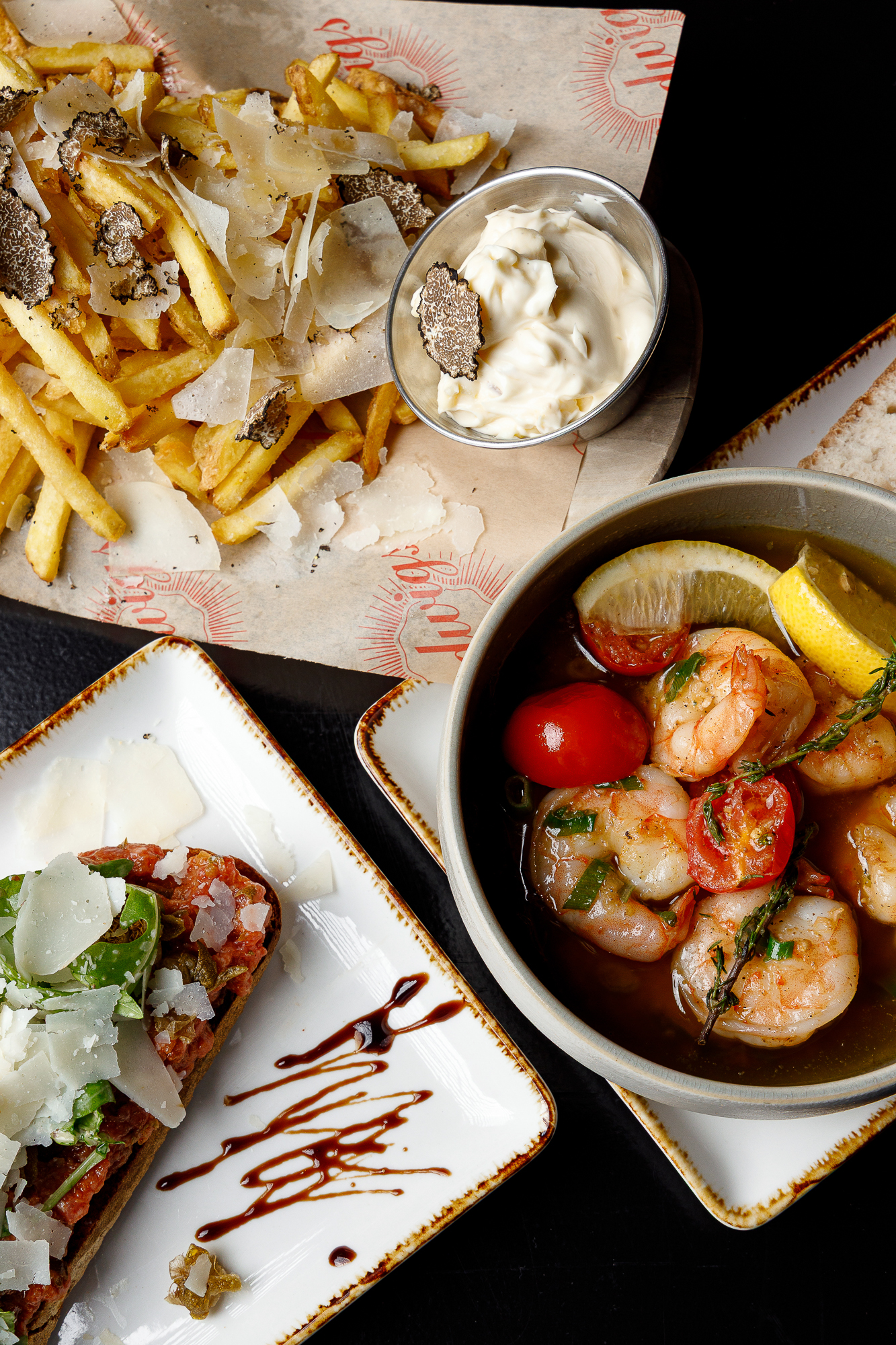 Am liebsten alles auf einmal? Verstehen wir.
Bei uns muss sich niemand entscheiden – denn viele unserer Gerichte sind wie gemacht zum Teilen.
Wie wäre es zum Beispiel mit…
🦐Gambas in Olivenöl
🥩Frisches Rindertatar
🍟Trüffelpommes mit Parmesan
Und dazu? Ein Tisch voller Freund:innen, ein guter Drink – und der Moment, der einfach passt.
Genuss beginnt, wenn man teilt.
#ludwigskarlsruhe #toshare #foodliebe #trüffelpommes #rindertatar #gambasöl #karlsruheisst #gemeinsamgenießen #50jahreludwigs