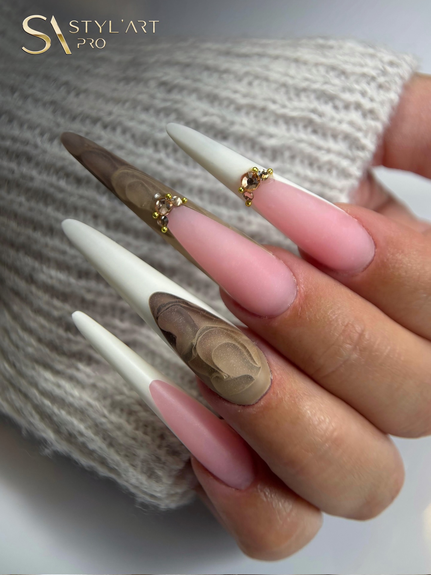 Quand l’élégance extrême du travail de notre ambassadrice Océane @mo.nailsmaster rencontre l’art du détail ✨
Des courbes chaudes, un rose nude parfaitement fondu, le tout sublimé par de délicates touches dorées. Des lignes longues, une finesse parfaite et le luxe discret, chaque ongle raconte un poème.
Du marbré chocolat profond et velouté, travaillé en transparence pour créer un effet pierre naturelle, du rose doux et lumineux sculpté pour allonger la main avec élégance, des reverses ultra nettes avec le Ultra White qui apportent une touche minimaliste et moderne, enfin pour finir un délicat bijou doré, subtilement placé qui fait toute la différence.
Cette pose allie technicité, précision et sens artistique.