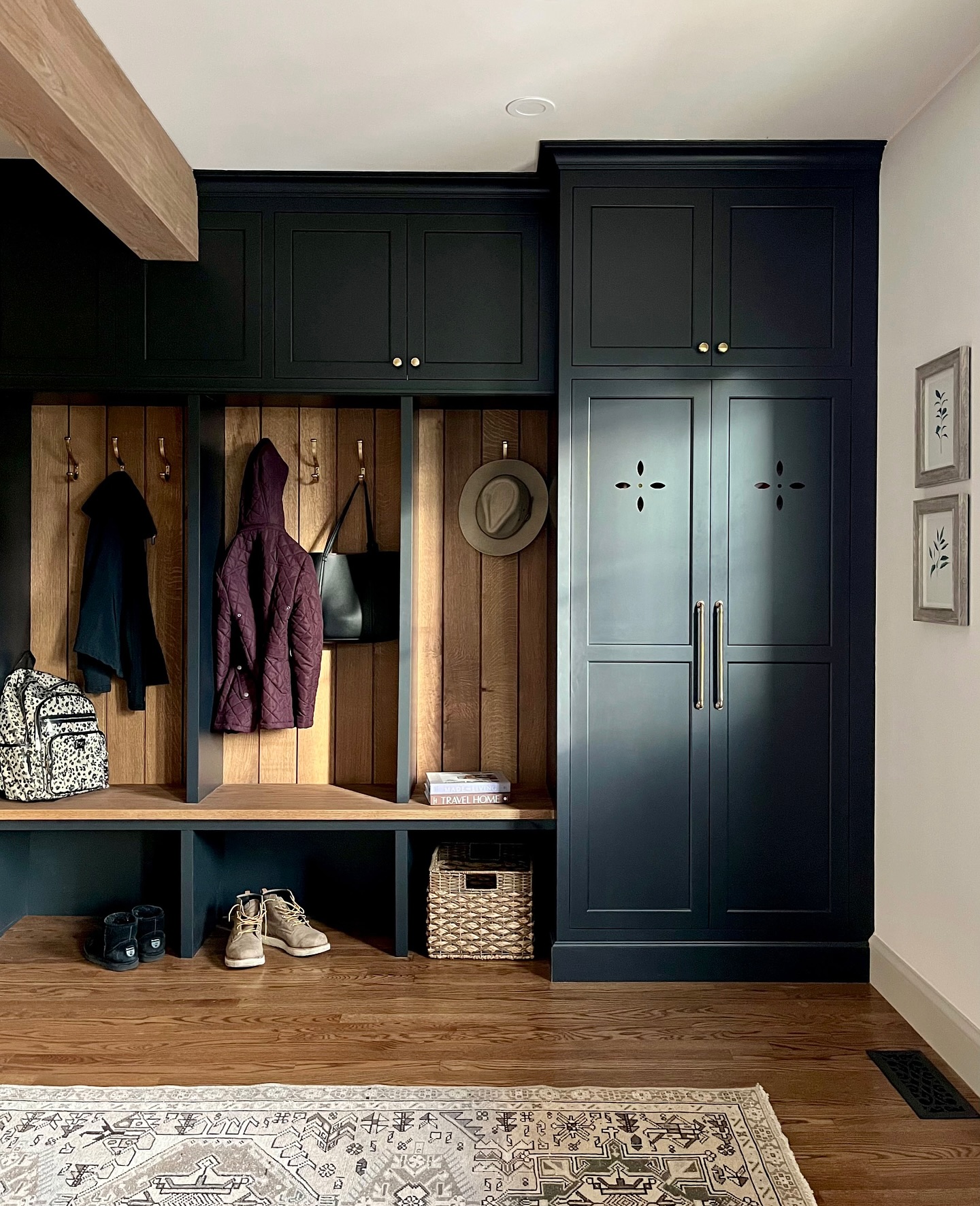 As the beach bags trade places with boots and coats 👢🧥, I’m extra grateful for this hardworking space in my own house, post renovation!
Blending function and charm is the perfect recipe for a well loved mudroom. 🤍🍂
#ThreeSparrowsDesign #EastBayRI #RhodeIslandHomes #RhodeIslandInteriors #CoastalRhodeIsland #BristolRI #WarrenRI #BarringtonRI #RhodyStyle #NewEnglandHomes #NewEnglandDesign #MudroomGoals #EntrywayDesign #HomeInspo #DesignDetails #InteriorDesignRI #RILiving