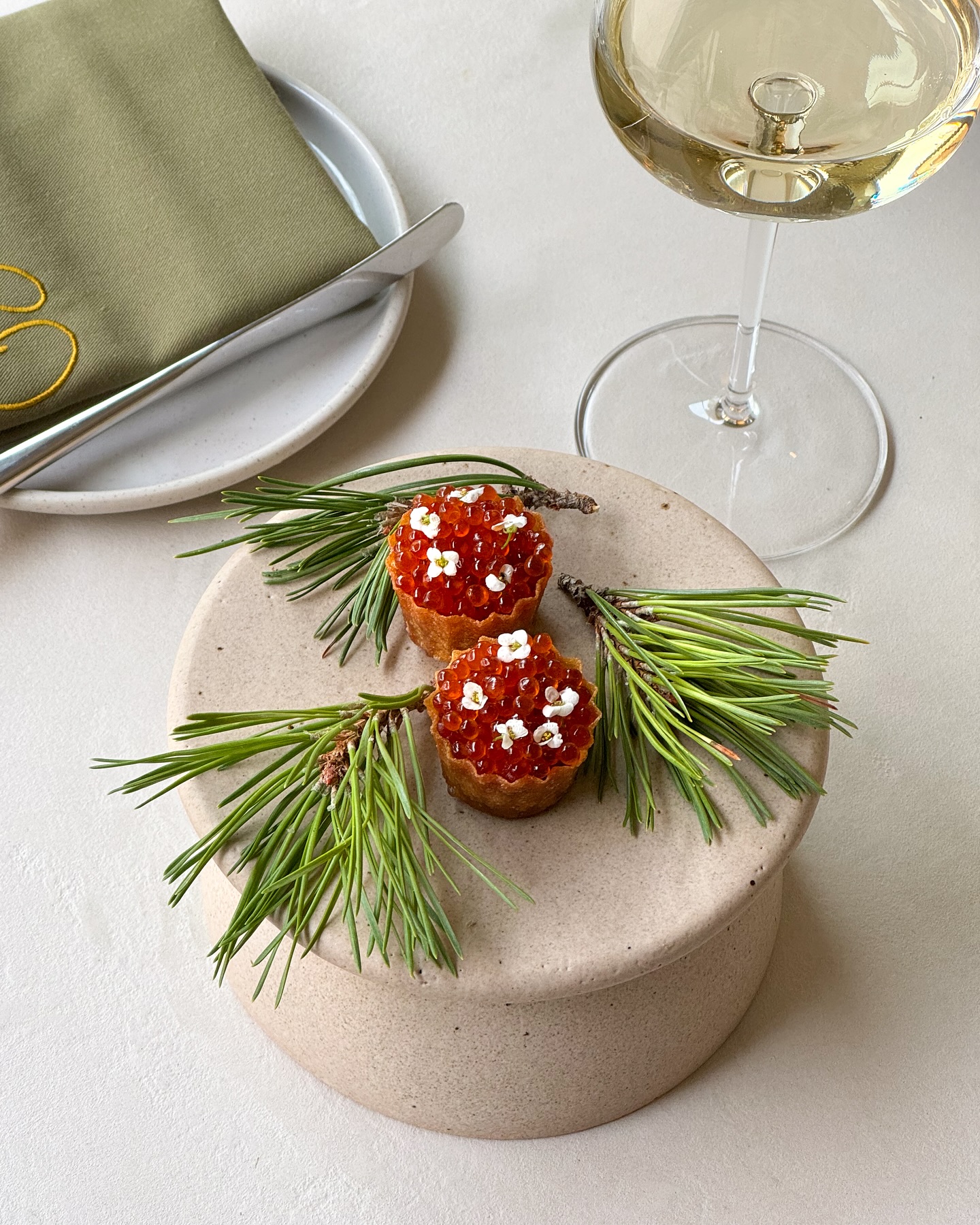 Tuna tartare, made from a 260kg Bluefin tuna landed in Cornwall @flyingfish525
Lightly cured, seasoned with ponzu, bergamot, horseradish and topped with marinated trout roe - all served in a crisp beer croustade.