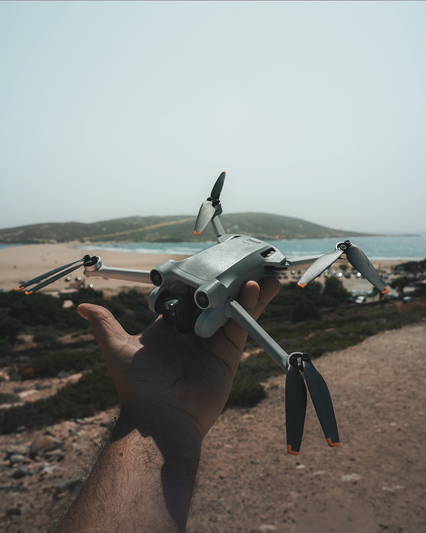 Manchmal frage ich mich, was mir an Griechenland eigentlich am besten gefällt. Sind es diese kleinen Häfen, in denen die Boote aussehen, als würden sie jeden Moment zu einer neuen Geschichte aufbrechen. Oder sind es die Buchten, in denen das Wasser so klar ist, dass man die Steine am Grund zählen könnte. Wenn ich mit der Drohne über diesen Küsten fliege, fühle ich mich wie ein neugieriger Beobachter, der kurz über einer Welt hängt, in der alles ein wenig ruhiger ist.
Symi von oben wirkt fast wie gemalt. Diese Häuser mit ihren orangefarbenen Dächern, die sich an die Felsen klammern, die stillen Gassen, die sich durch die Hügel schlängeln, und der Hafen, der einfach nur da liegt und sich treiben lässt. Weiter südlich liegen diese Buchten, in denen das Wasser immer wieder in andere Türkistöne kippt. Die Muster im Meer sehen aus wie Pinselstriche, die jemand vergessen hat zu verwischen.
Und dann gibt es diese Strände, an denen einfach alles zusammenkommt. Wind, Wellen, Sand und Farben, die man eigentlich nur aus Filtern kennt. An solchen Tagen fliege ich die Drohne hoch und schaue mir die Szene in Ruhe an. Man merkt plötzlich, wie viel Ordnung in diesem Chaos steckt. Kleine Boote ziehen helle Spuren über das Meer, Sonnenschirme bilden Muster, die Wege durch die Felsen sehen aus wie Skizzen in einem Notizbuch.
Zwischendrin halte ich die Drohne kurz in der Hand, checke, ob alles sitzt, und merke, wie verrückt es ist, dass so ein kleines Ding solche Aufnahmen möglich macht. Jede Perspektive hat ihren eigenen Rhythmus. Manchmal weit und ruhig, manchmal nah und voller Details. Genau das liebe ich an diesen Momenten. Man sieht Orte, die man eigentlich kennt, noch einmal ganz neu.
#symi #greece #drohnenbilder #dronephotography #visitgreece #greekislands #travelgreece #symiisland #lindos #stpaulsbay #kitebeach #rhodesisland #djimini3pro #fokusfernweh #travelphotography #aerialview #droneoftheday