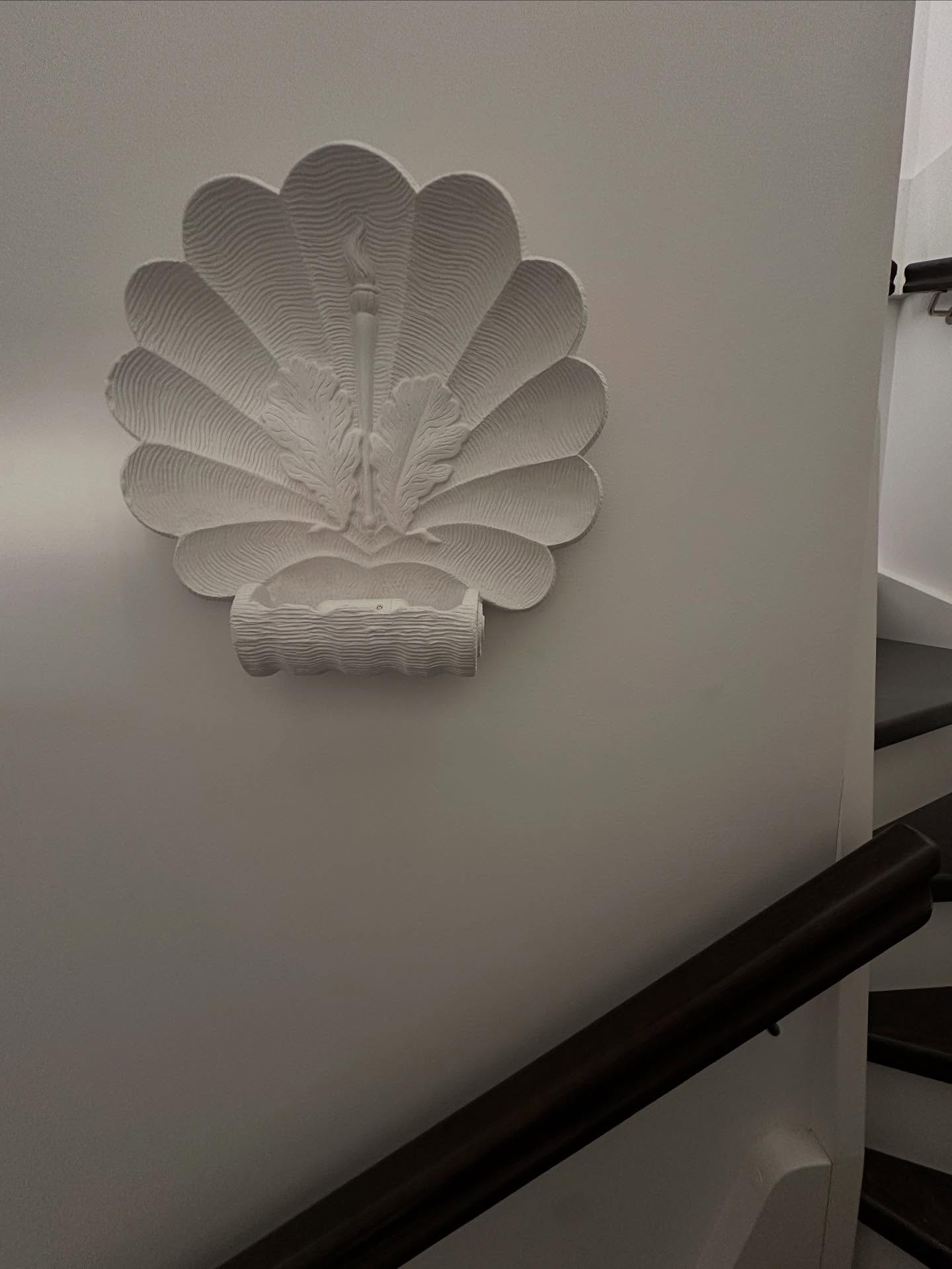 Idag bjuder jag på ett älskat loppisfynd som äntligen har kommit upp på väggen. På en liten loppis på en bakgård i Lysekil hittade jag den stora ”snäckan” som jag tror tidigare också har varit en lampa. Var dock inget spår av det kvar så jag fick lösa det på egen hand 💡 Se mina stories 👀
Perfekt här i min tidigare osmyckade trappa! Så nöjd 🤍
#loppisfynd #snäcklampa #väggrelief #inredhållbart