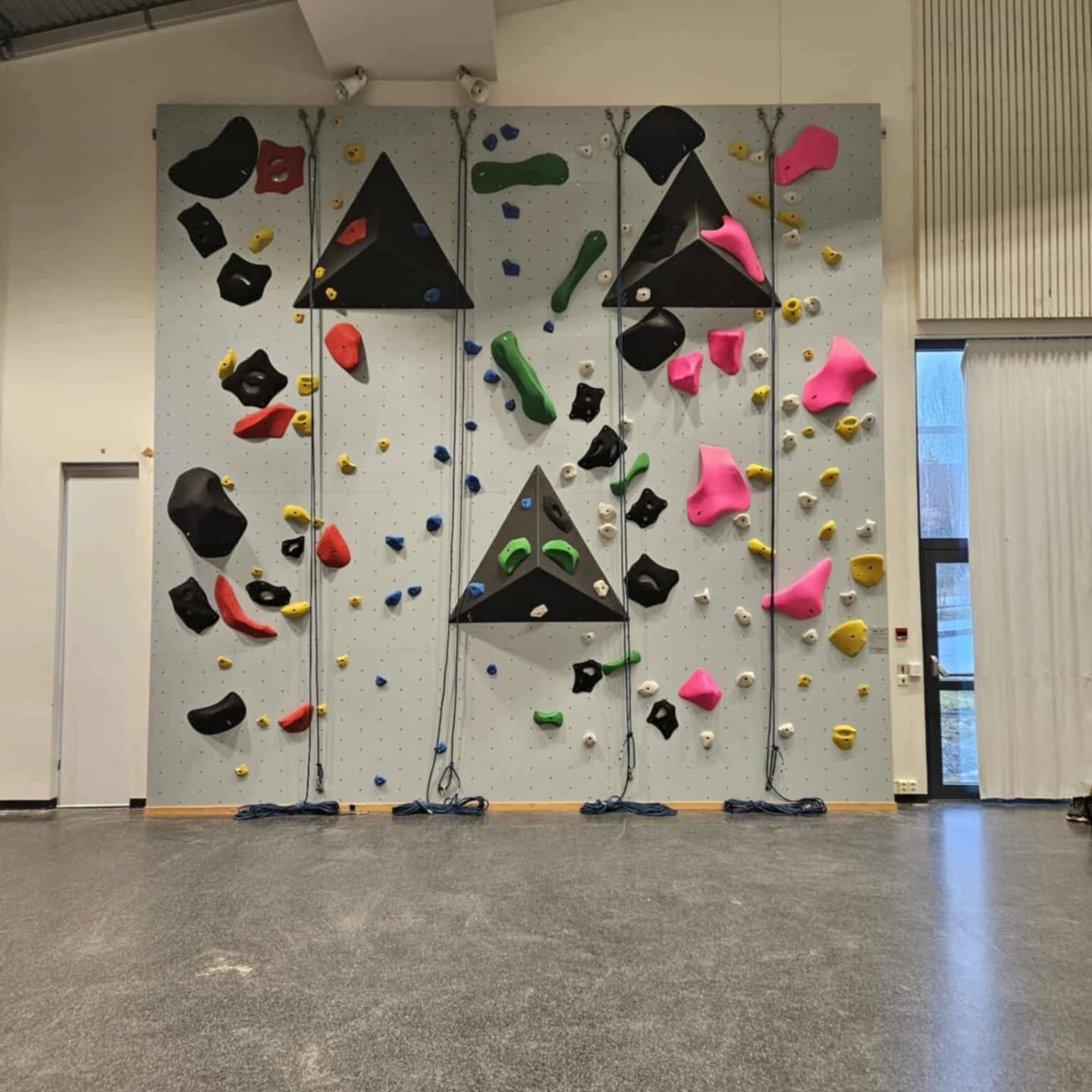 Haugjordet ungdomsskole, ville ha en totalrehabilitering av klatreveggen sin 🧗♀️
#backtoschool @haugjordet
-
-
-
-
-
-
-
-
-
#routesetting #boulderlife #routesettersofinstagram
#arctic_grips #norway #climbinggym #climbingholds #climbingwall #buldring #rehabilitation #competition #routesetter #bouldering #indoorbouldering #climbing #climbhard #training #climberlife #girlswhoclimb #climbinglovers #rockclimbing #climb #klettern #nordicdesign #dualtexture #sports