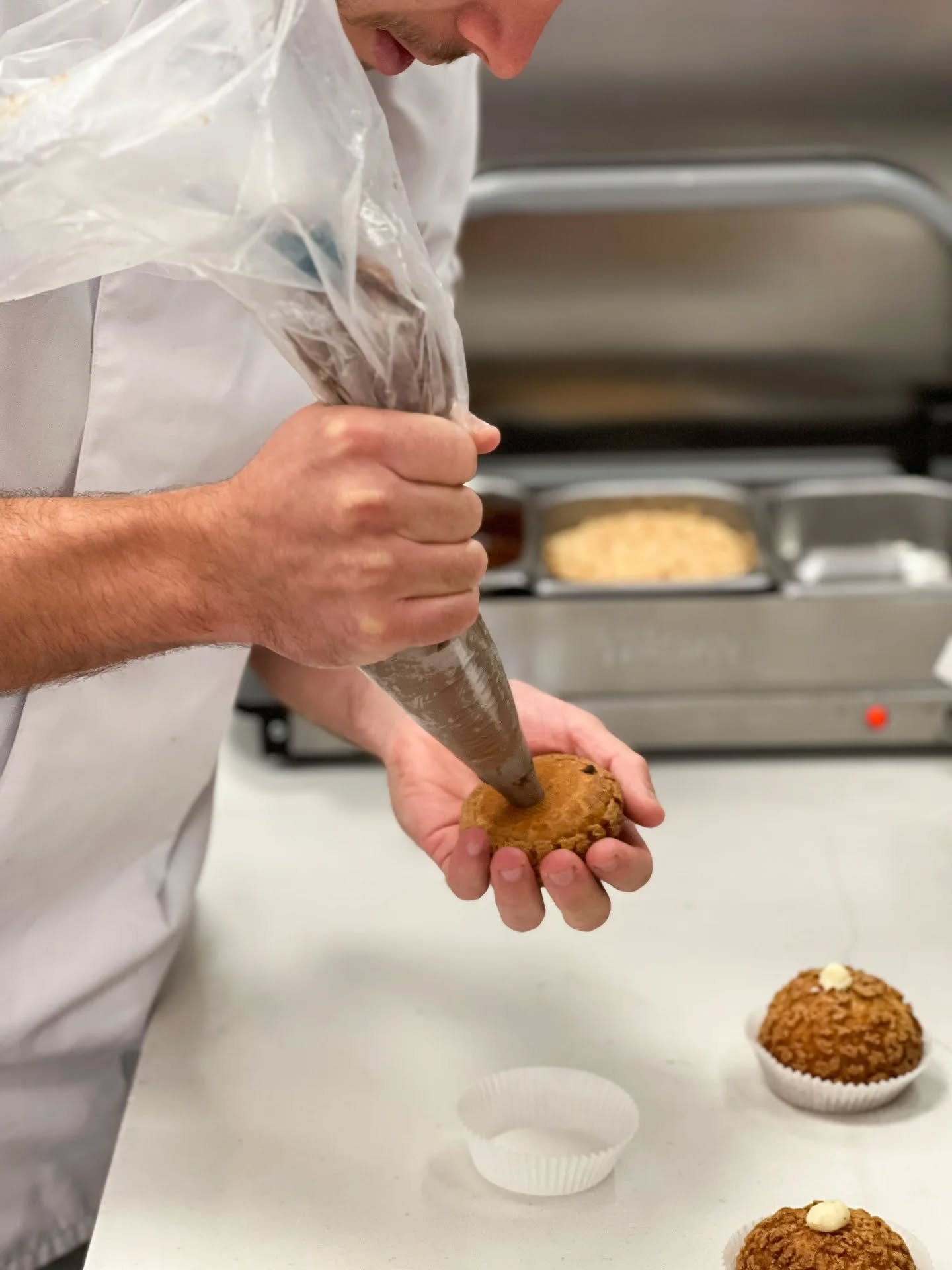 Le secret dâun bon chou ?
đ Une pĂąte croustillante
đ Une crĂšme onctueuse
đ Et surtout, un savoir-faire 100% maison đȘ
Chaque chou est garni Ă la main, juste avant dâĂȘtre dĂ©gustĂ© đ
đ14 avenue MarĂ©chal Foch- Jonathan Le PĂątissier â Nice
đ· @k_rolight_food
#jonathanlepatissier #patisserieartisanale #chouxminute #niçemaville #gourmandise