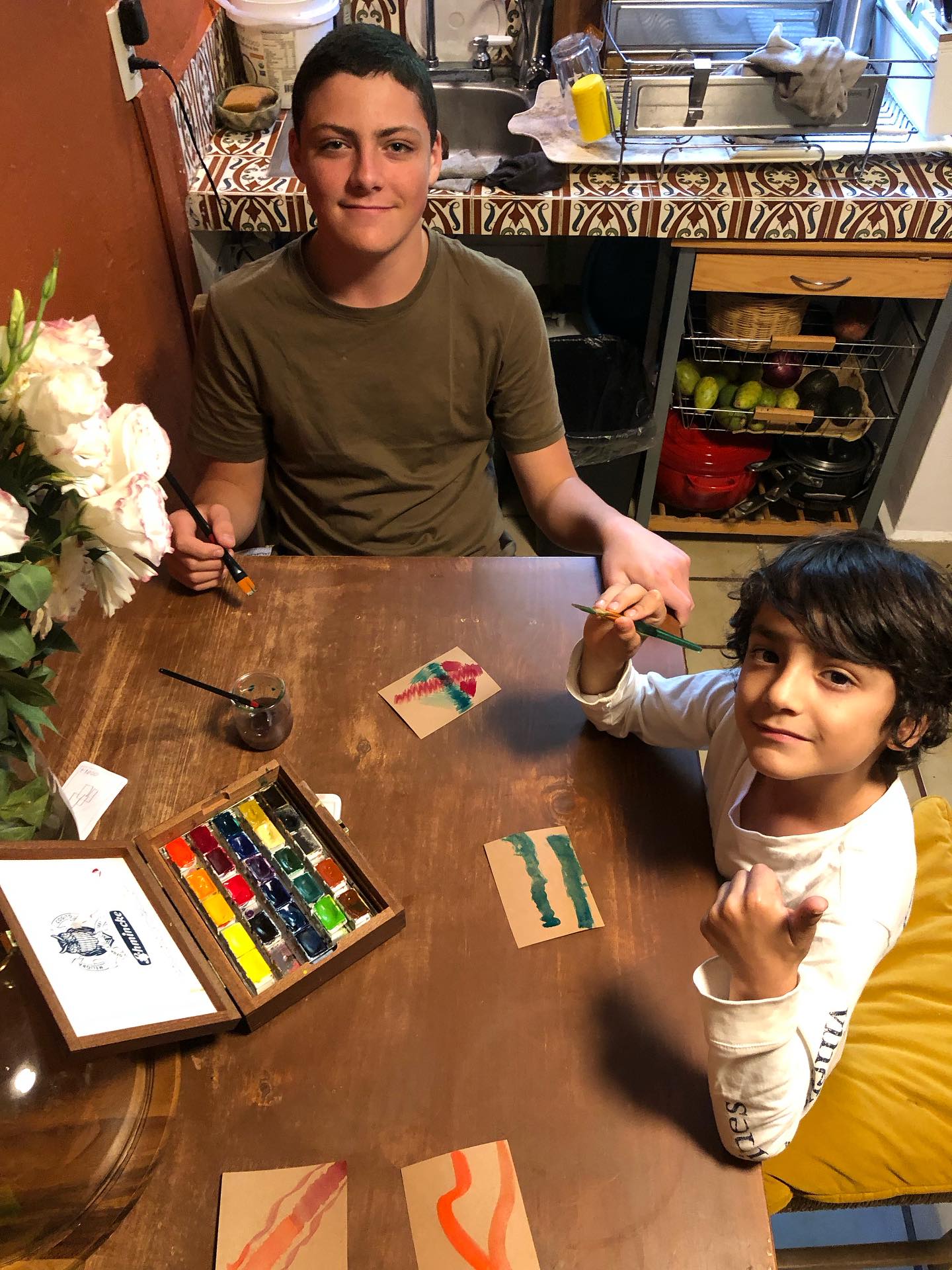 Mañana es un gran día que llevamos esperando hace un tiempo, poder compartir nuestro precioso documental en México, que es una pieza de arte en realidad. Va acompañado de un montón de corazones puestos y muchas manos trabajando hacia una misma dirección, un gran rezo de expansión para nuestra Coquita.
1 y 2. Gae y Uriel pintando postales con rezos para la Coca 3. Lagartijeando calentando motores, haciéndonos bailar a todo lo que da en el Kua viernes pasado 4. Masa de maíz con harina de coca para Tlacoyos rellenos de pesto de jitomate rostizado @kaia_tepoztlan Mañana podrán disfrutar de esas delicias y ver arte y belleza por todos lados.