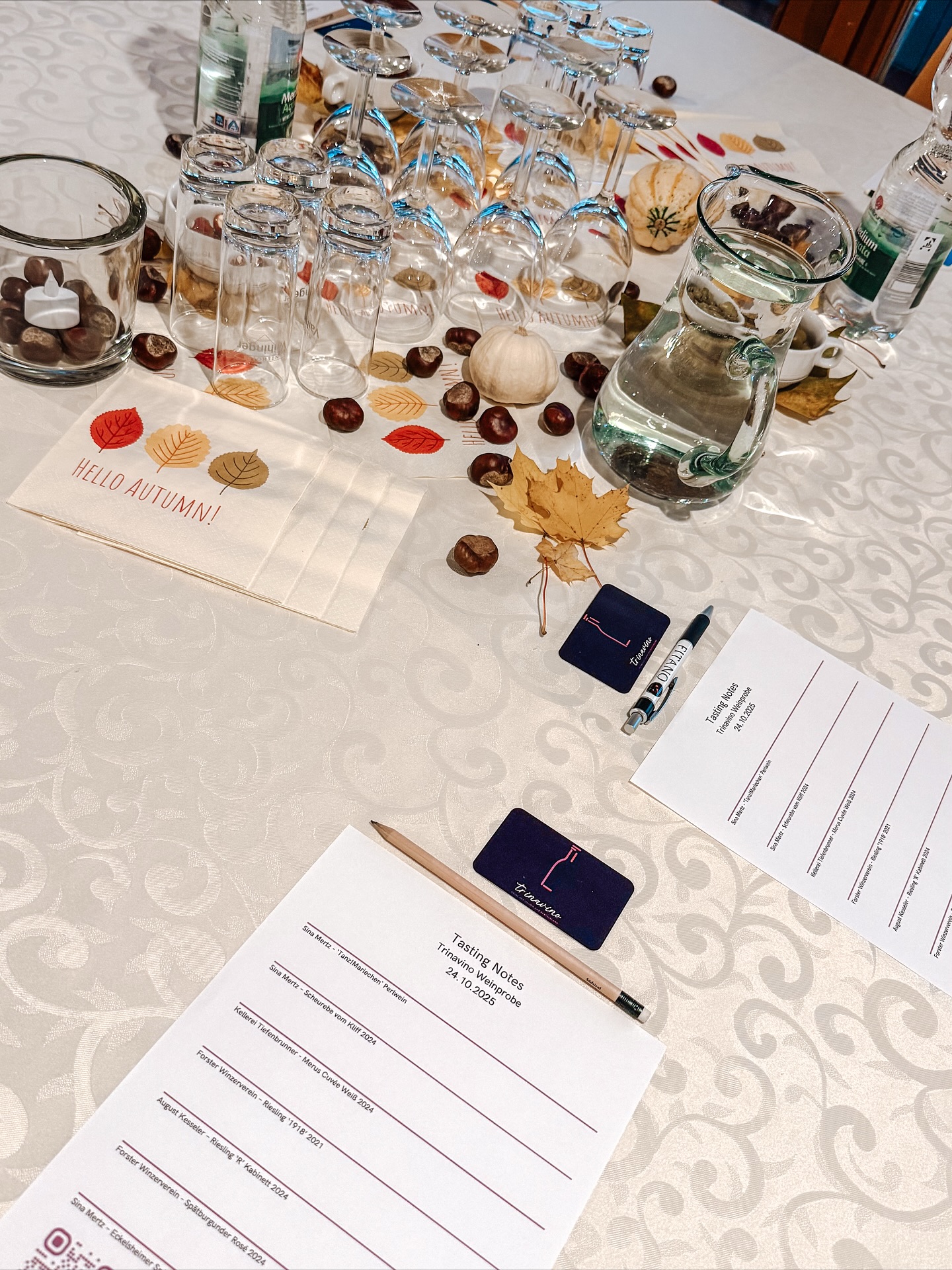 Weinprobe in Kau 🍇🍷
Vor rund drei Wochen durften wir in Kau einen richtig schönen Weinabend erleben! 🍷✨
Der Dorfverein Kau hatte eingeladen – und wir von Trinavino hatten das Vergnügen, die Gäste auf eine kleine Reise durch die Welt ausgewählter Weine mitzunehmen.
Mit sieben charaktervollen Tropfen – überwiegend aus deutschen Anbaugebieten – entstand ein Abend voller Genuss, spannenden Einblicken und entspannter Stimmung. Zwischen Aromen, Lachen und kleinen Snacks wurde es richtig gemütlich.
Ein großes Dankeschön an den Dorfverein Kau für die tolle Organisation und die herzliche Atmosphäre! 🙌
👉 Schaut unbedingt beim Dorfverein vorbei: www.wirimkau.de
👉 Und falls ihr selbst Lust auf eine geführte Weinprobe – privat, im Verein oder im Freundeskreis – habt: Meldet euch gern bei uns! Wir stellen euch ein individuelles Tasting zusammen. 🍇🍷
#trinavino #weinprobe #weingenuss #wirimkau #weinliebe #winetasting #germanwine #weinabend #vino #weinentdecken #meckenbeuren #bodensee