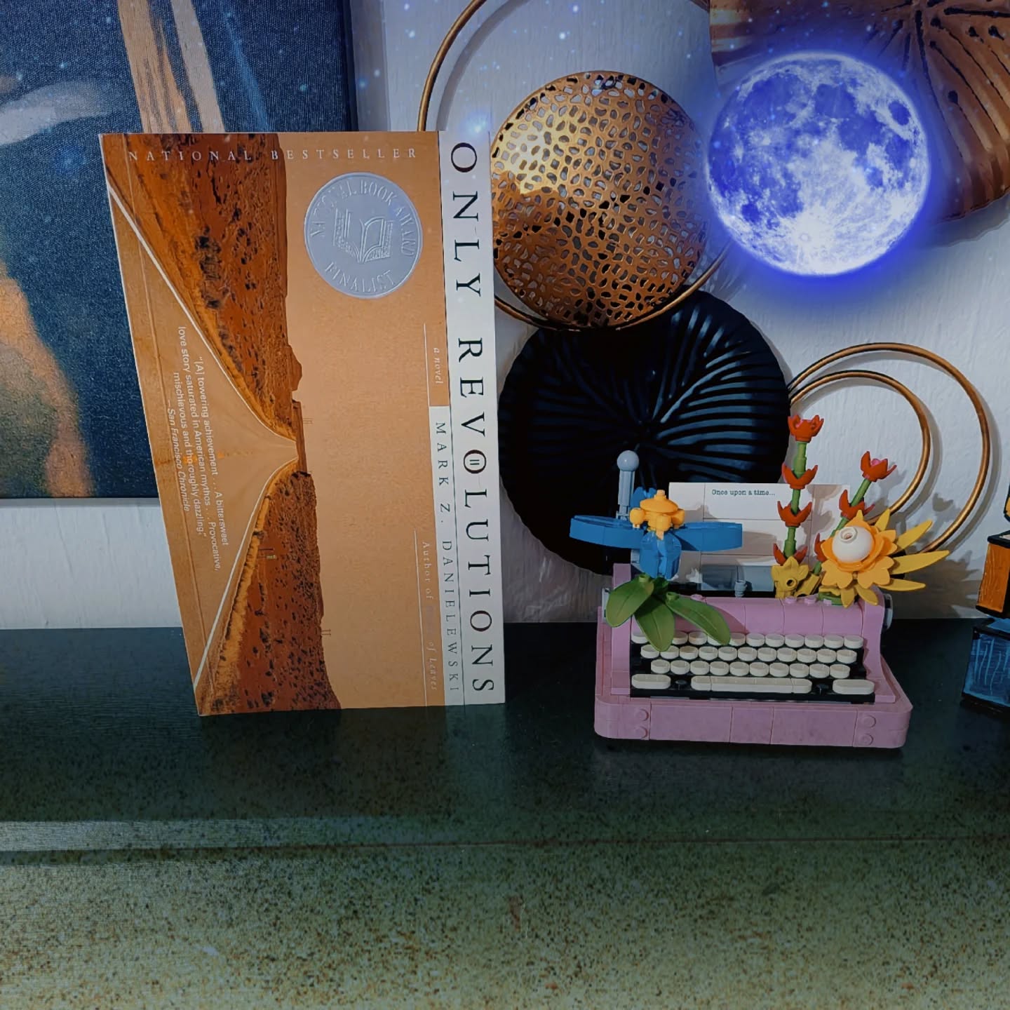 I love a book that needs instructions on how to read it!
#onlyrevolutions #markzdanielewski #booksta #bookish #bookoftheday #curiosityboughtthebook