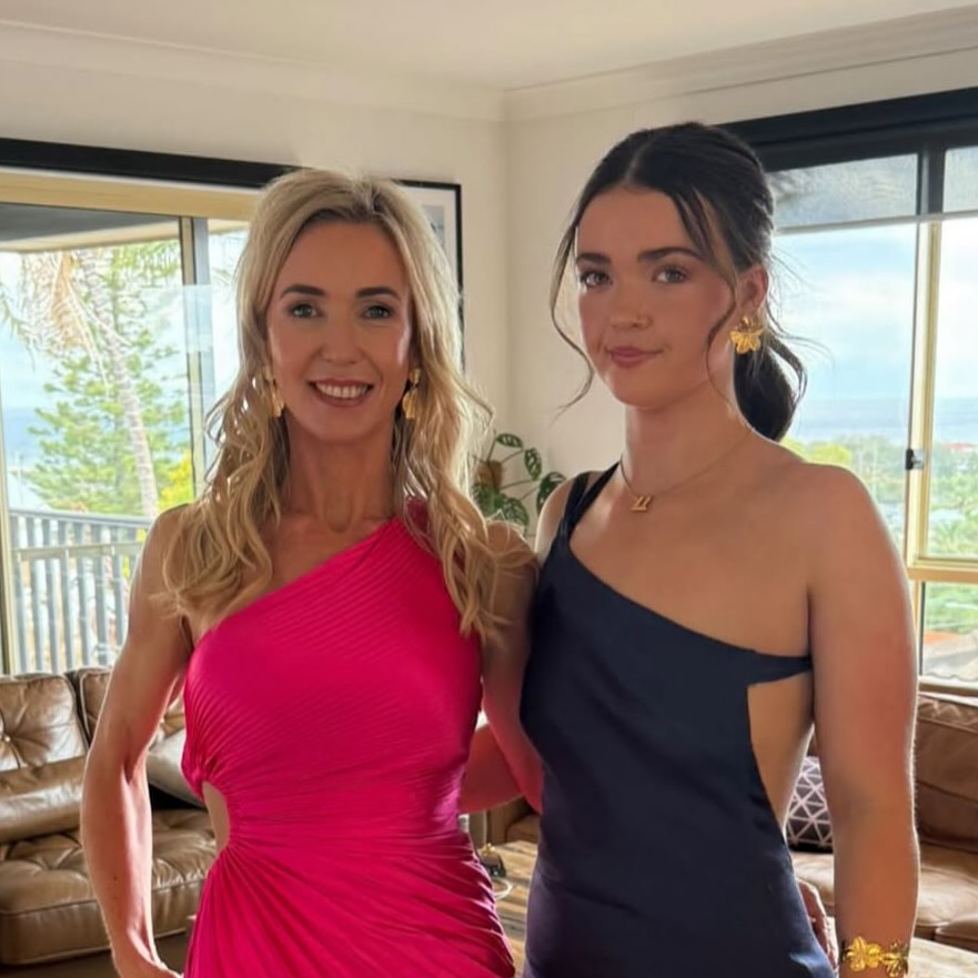 Makeup on this insanely gorgeous mother–daughter duo, Majella and Katelin, for Katelin’s graduation dinner 🤩
#graduationglam #motherdaughterbeauty #makeupartist #northernbeachesmua #makeupbysimone