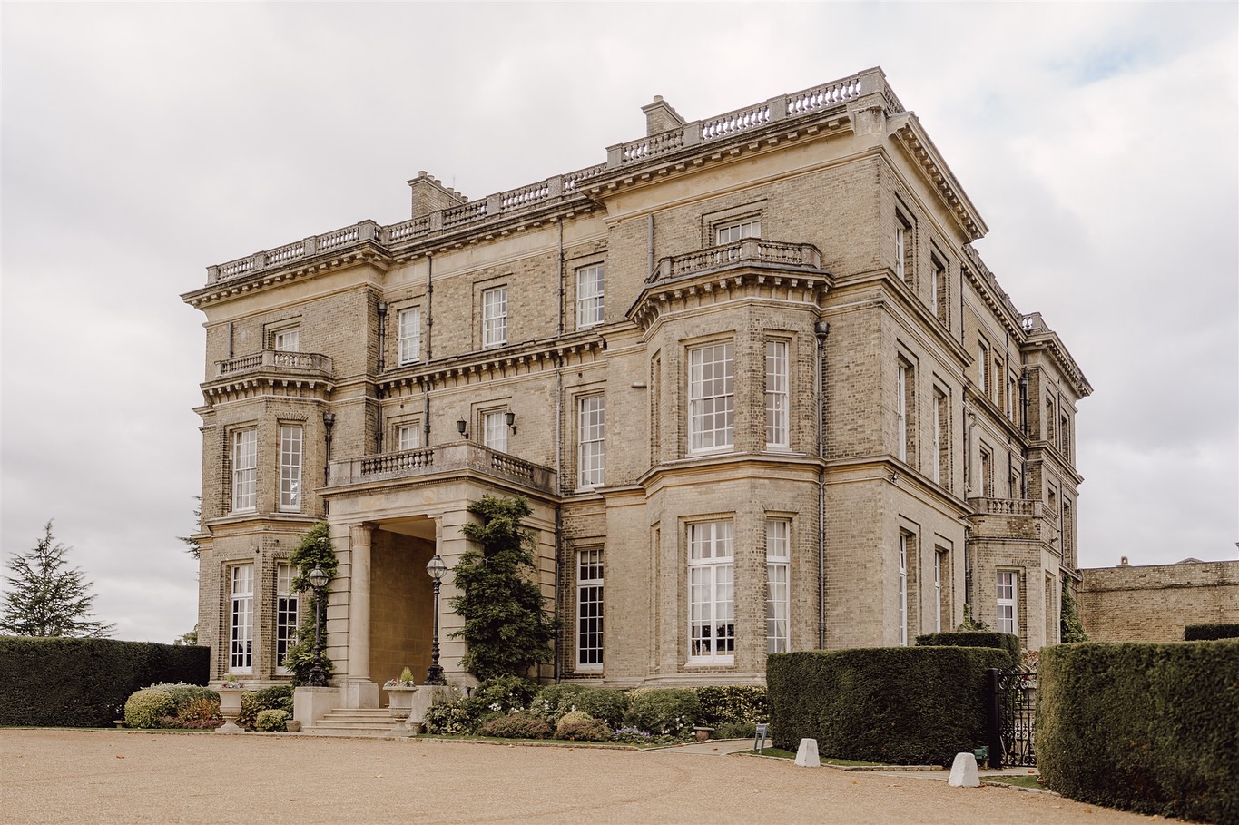 Had the great privilege of capturing @nicolahosierfloraldesign at work creating some floral magic at the beautiful @hedsor ✨
#florals #wedding ##weddingfloraldesigner #weddingphotographers #weddinginspiration #savethispost #HesdsorHouse #manorhousewedding