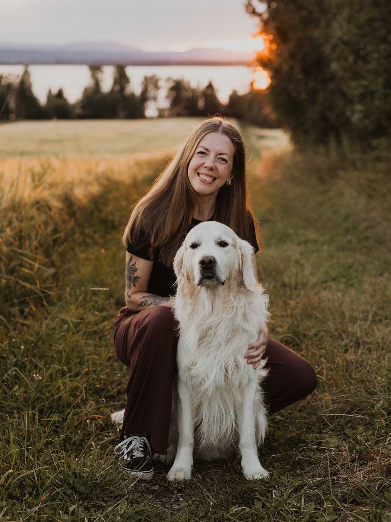 Husdjur appreciation post! I vårt hus bor, förutom jag och min man även vår katt Luna och hunden Sigge. Världens bästa familjemedlemmar 🧡
Luna skaffade vi för sju år sedan när vi bodde i stan. Vi hade ganska nyligen flyttat till en ny lite större lägenhet på bottenvåningen med uteplats så att hon kunde gå ut och in som hon ville (tror nog en stor anledning till flytten var att vi skulle kunna skaffa katt 😆). Hon hängde med oss som att hon var en hund, gick med på promenader, satt i våra knän när vi jobbade vid datorn och mös med oss i soffan.
Nästa dröm blev en hund och ganska snart efter att vi flyttat ut på landet i hus kom Sigge till oss (för fyra år sedan). Världens virvelvind som var ganska jobbig i början haha, men nu världens finaste och en toppen-kompis att ha med på utflykter och olika äventyr. Han är glad bara han får vara med och gillar att gosa lika mycket som spring och lek 🥰
Det är så himla mysigt att kunna ha djur runt omkring sig och jag är så tacksam att vi har dem. De gör vardagen lite roligare och man blir glad när de har det bra ☺️
Nästa dröm är ju höns som jag tänkt på sen vi flyttade hit på landet. Det är lite fix som behövs göras innan vi kan vara redo för det, men nån dag hoppas jag vi kan ha ett gäng som trippar runt på tomten. Så mysigt ju!
Har du några djur eller drömmer du om att skaffa något? 🤗