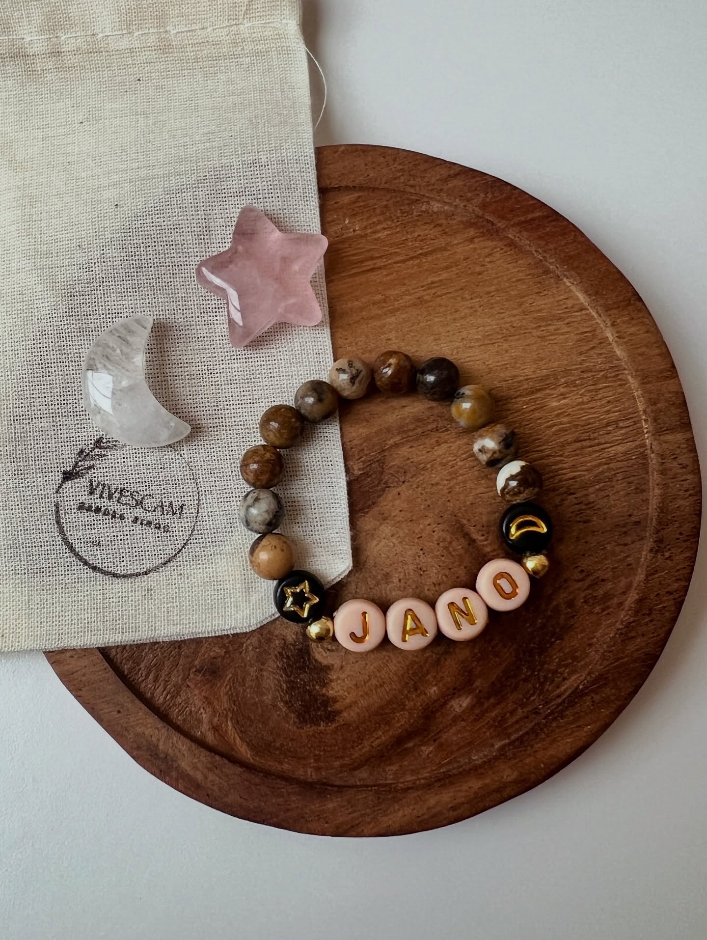 ✨ Kleines Armband, grosse Bedeutung.
Für kleine Abenteurer, Träumer & Herzensmenschen 💫
Jedes Armband wird liebevoll von Hand gefertigt – mit echten Edelsteinen, goldenen Details & personalisierbar mit Namen oder Initialen.
Das perfekte Geschenk zur Geburt, Taufe oder einfach so 💛
🌙 Handgemacht im VIVESCAM Atelier
💎 Mit echtem Jaspis
🎁 Inklusive Stoffbeutel & Edelsteinstern oder -mond
#Vivescam #Kinderarmband #Geschenkidee #Edelsteinschmuck #PersonalisierterSchmuck #HandmadeWithLove #GeschenkZurGeburt #Taufe #ArmbandFürKinder #Jaspis #geburt #baby