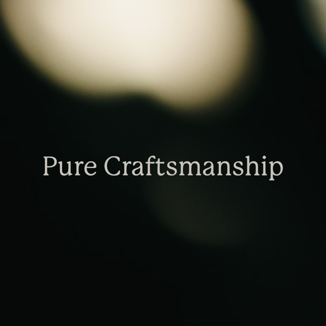 Everything starts with the passion for the material.❤️
We work with real wood, stone and metal. Carefully selected, processed with precision and respect for nature. Our collections combine craftsmanship, acoustics and aesthetics in their purest form.