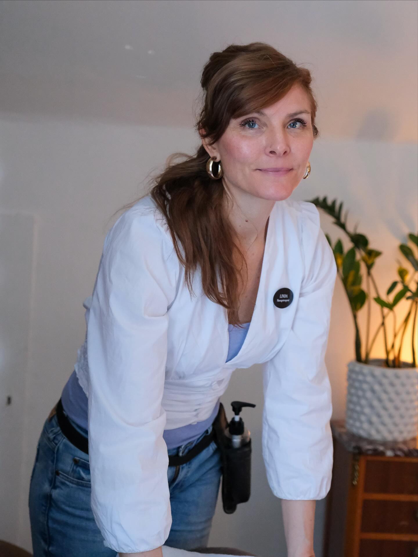 Hos oss på Villa Ed hittar du vår fantastiska massör Linda Holtz. Linda är expert på att få spända axlar att slappna av och kroppar att må bättre.
Oavsett om du behöver en lugn stund för återhämtning eller en behandling för trötta muskler, anpassas alltid massagen efter just dina behov.
💆♀️ Boka din stund med Linda redan idag!
070-1421643
Vi på Villa Ed
Inredningsbutik @villaedinredning
Klädbutik @villaed_by_glozzy
Café & Bistro @cafevillaed
Frisörer @villaed.frisorerna
Injektionsbehandlare @beautylin.se
Kroppsvård & Massage @lindaholtzkroppsvard
Inemotion Psykologi @inemotionpsykologi
Keramik @lerkallan
Skulpturskogen Villa Ed