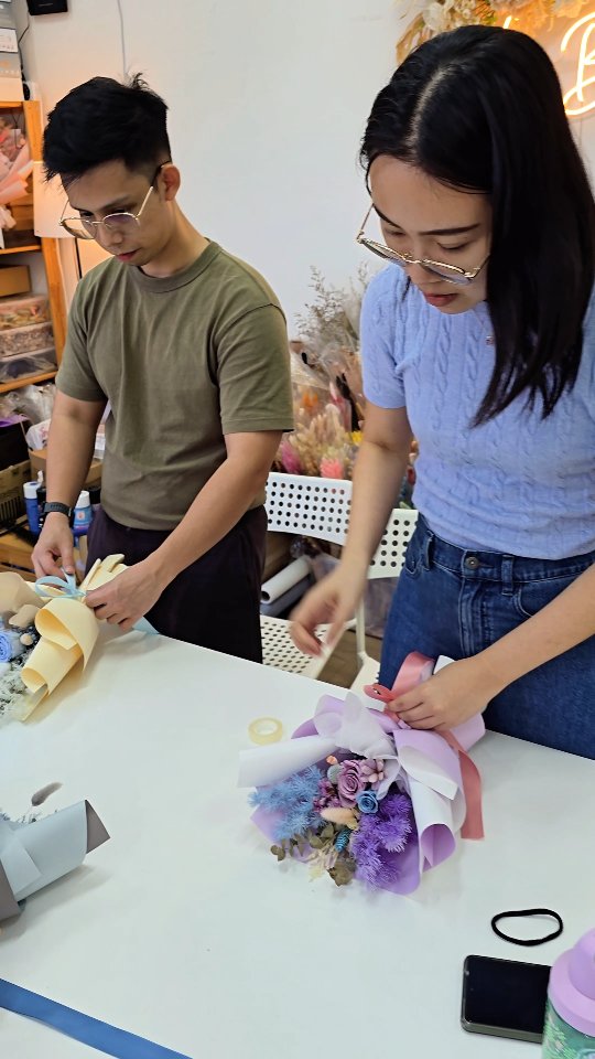 Petite Preserved Bouquet Workshop - 19 Oct
Join us in this beginner workshop and get tips and guides on how to prep the flowers, and wrapped it in Korean style petite size. You will head home with your own creation.
.
DM or whatsapp us @ 94232010 / 85717679 for more information
.
#leblancflorist #leblancfloristworkshop #flowerlesson #flowerbouquet #sgfloral #sgflowers #sgshopping #henspartysg #sgcrafters #sgflorist #workshopsg #sgworkshop #supportlocal #sgevents #craftedinsg #sgmakers #sgonlineflorist #flowerworkshopsg #花束 #網上花店 #花 #花店 #꽃 #韩式花艺 #花艺课程 #花艺