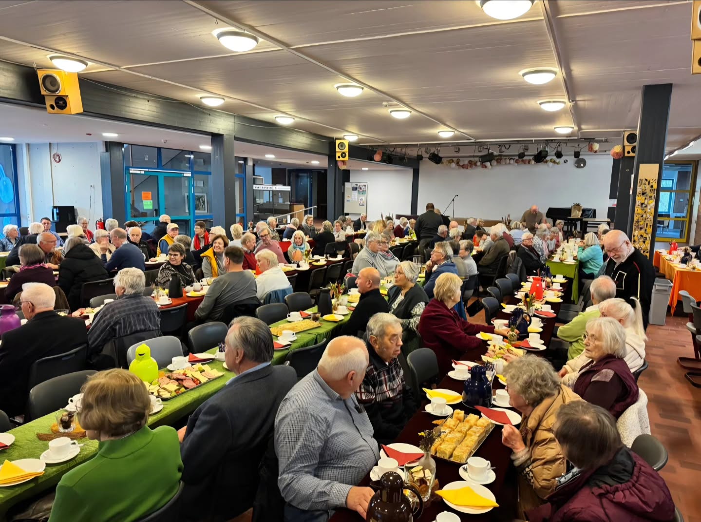 Auch in diesem Jahr hat der Heimat- und Verkehrsverein Bösingfeld, unterstützt von fleißigen Helfern, wieder die Seniorenfeier der Gemeinde Extertal in Bösingfeld ausgerichtet. Mit ca. 180 gut gelaunten Seniorinnen und Senioren war die Feier sehr gut besucht. Zu Beginn gab es eine schöne Begrüßungsrede durch den Bürgermeister Christian Sauter und gleich im Anschluss hat auch Pastor Peter Thimm ( ev.ref. Kirche Bösingfeld) die Seniorinnen und Senioren herzlich begrüßt. Ganz besonders geehrt wurde der älteste Herr und die älteste Dame, die mit stolzen 97 und 91 Jahren mitgefeiert haben. Im weiteren Verlauf hat dann Friedo Petig zusammen mit dem Musiker „Sammy“ die Gäste humorvoll und musikalisch unterhalten. Es war ein schöner, bunter Nachmittag mit viel guter Laune. Wir möchten uns ganz herzlich bei allen fleißigen Helfern bedanken, die diese Feier wieder mit viel Einsatz unterstützt und ermöglicht haben.