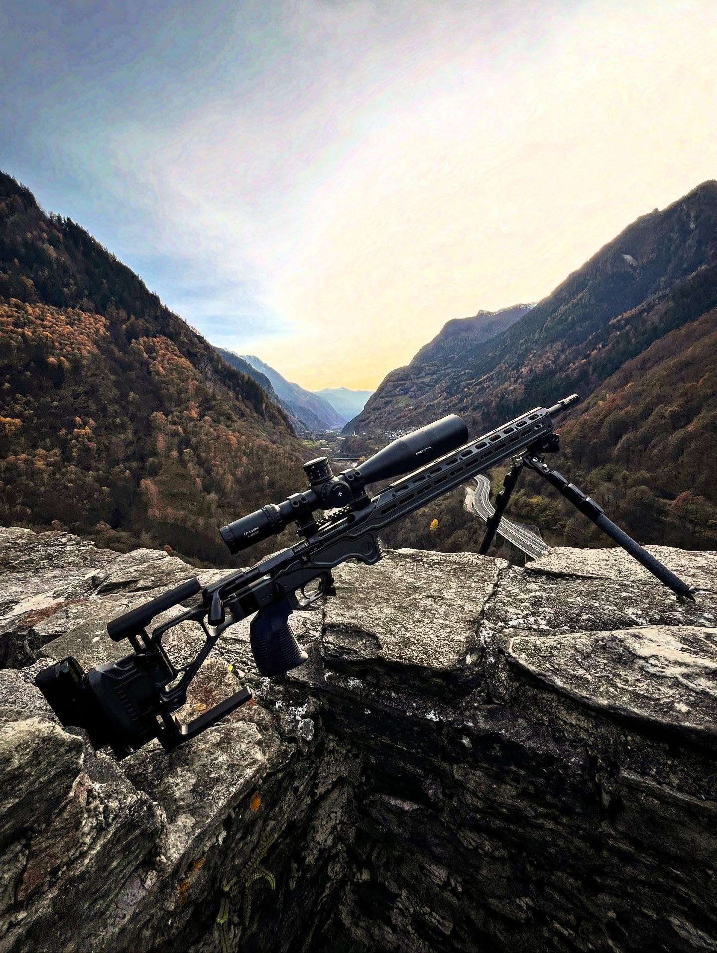 Kleines Treffen mit der Kundschaft macht immer Freude, MDT Bipod endlich montiert und ein kleines Shooting. Und ja, das Magazin ist mit Absicht nicht im Schacht! Danke für den Besuch, habe die Ehre! #armeriagrigioni