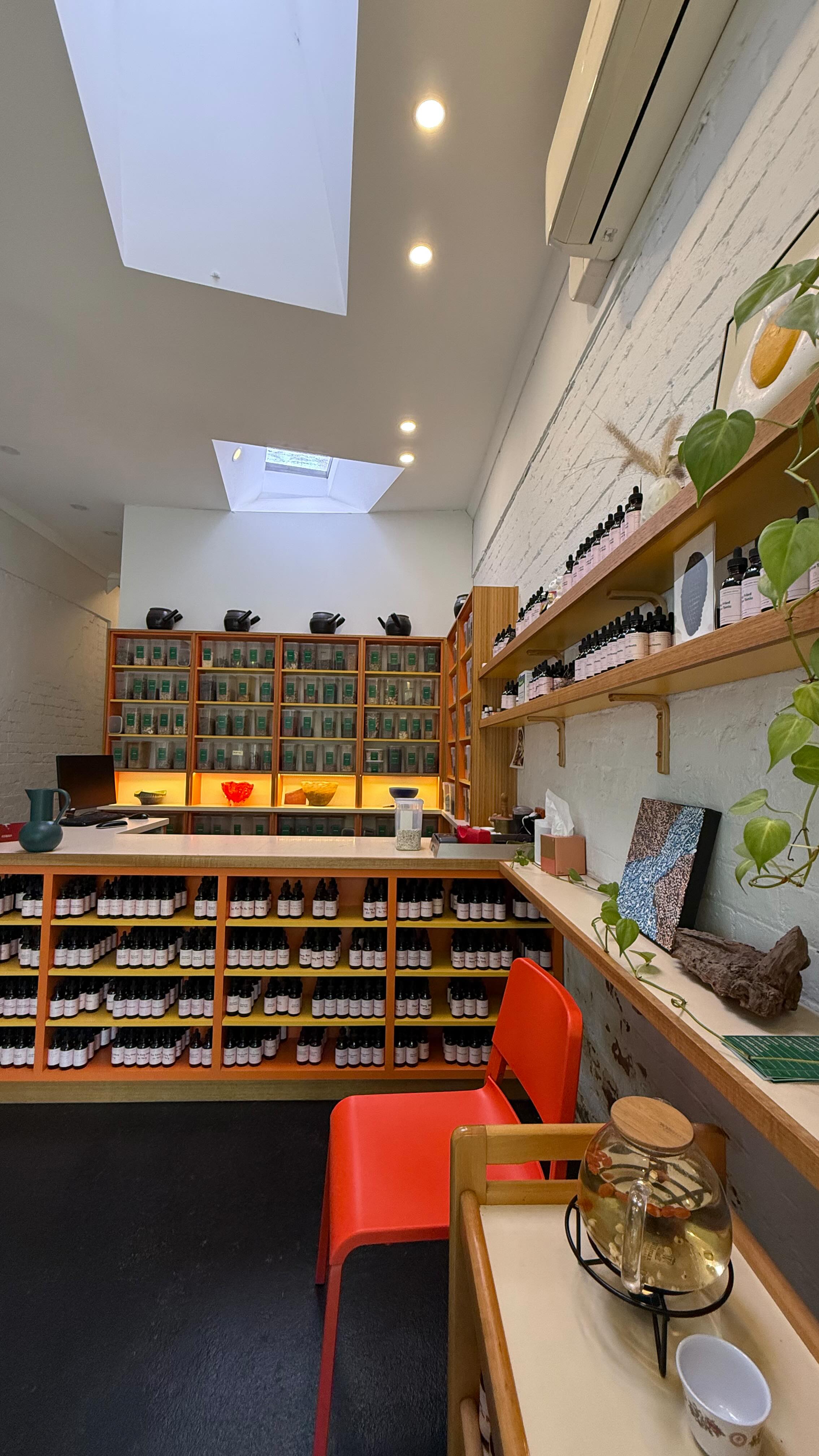 Nestled between cafes along a leafy street in Flemington is a peaceful sanctuary called Remedy Modern Chinese Medicine 🍂🌿
I’ve been visiting Stella at @hello.remedy on and off for years and always leave feeling a sense of calm and feeling present 💛
#acupuncture #flemington #modernchinesemedicine #supportsmallbusiness