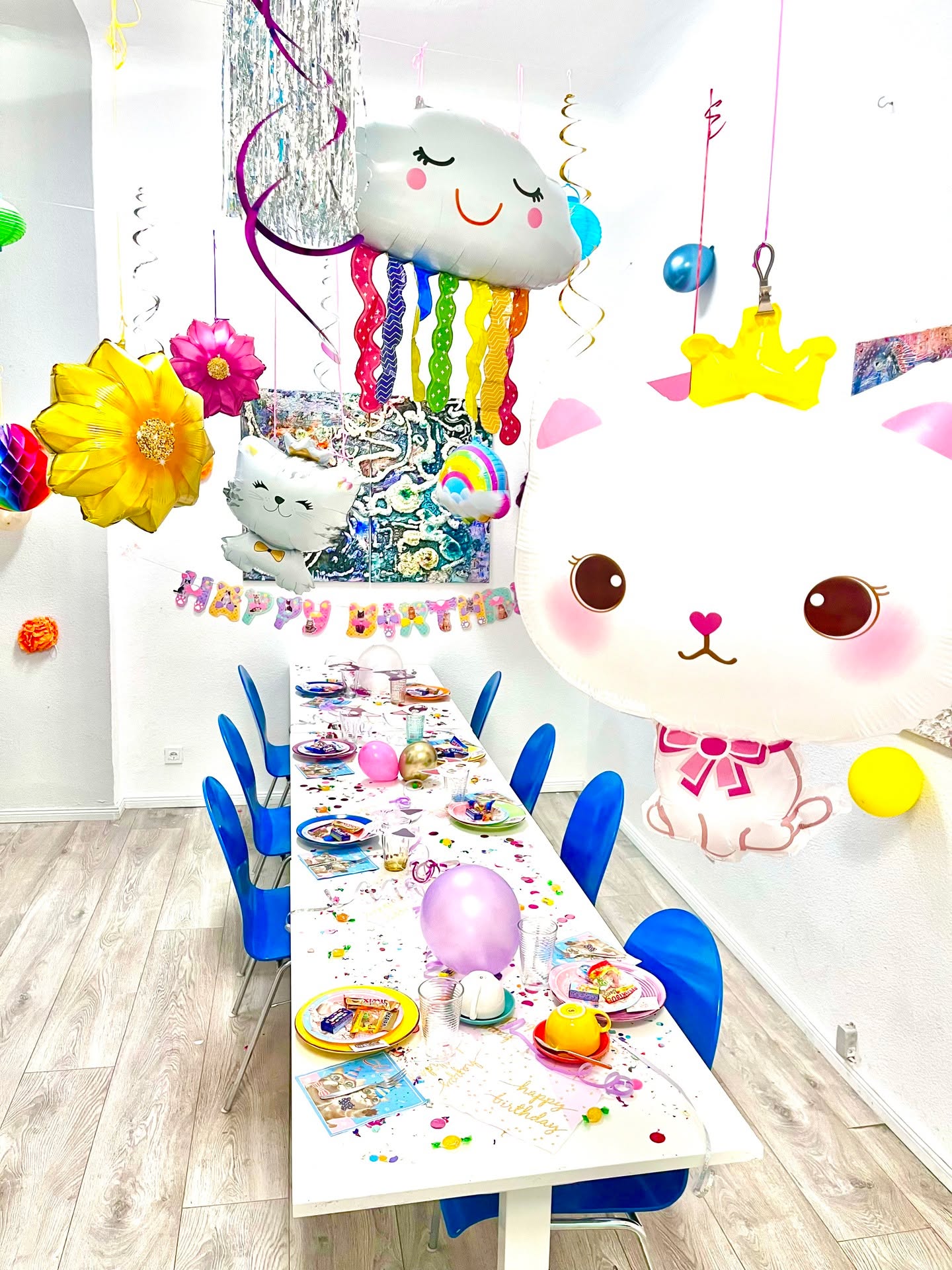 Ihr wollt tierisch feiern?
Aber na klar doch:
1. Katzenlook im Partyraum 🐾
2. Luftballons, Katzen – alles im Motto-Look 🐈⬛
3. Tischdeko mit Katzenmaske
4. Gepackte Mottotüte für die Kinder
Katzen sind nicht so euer Ding?
Hunde können wir auch – und natürlich jedes andere Motto, das ihr euch wünscht! 😊🐾
#ateliercoconcolore #mottoparty #wedding #katzenparty #berlinmitkindern #miau #kinderkunst #berlinkreativ