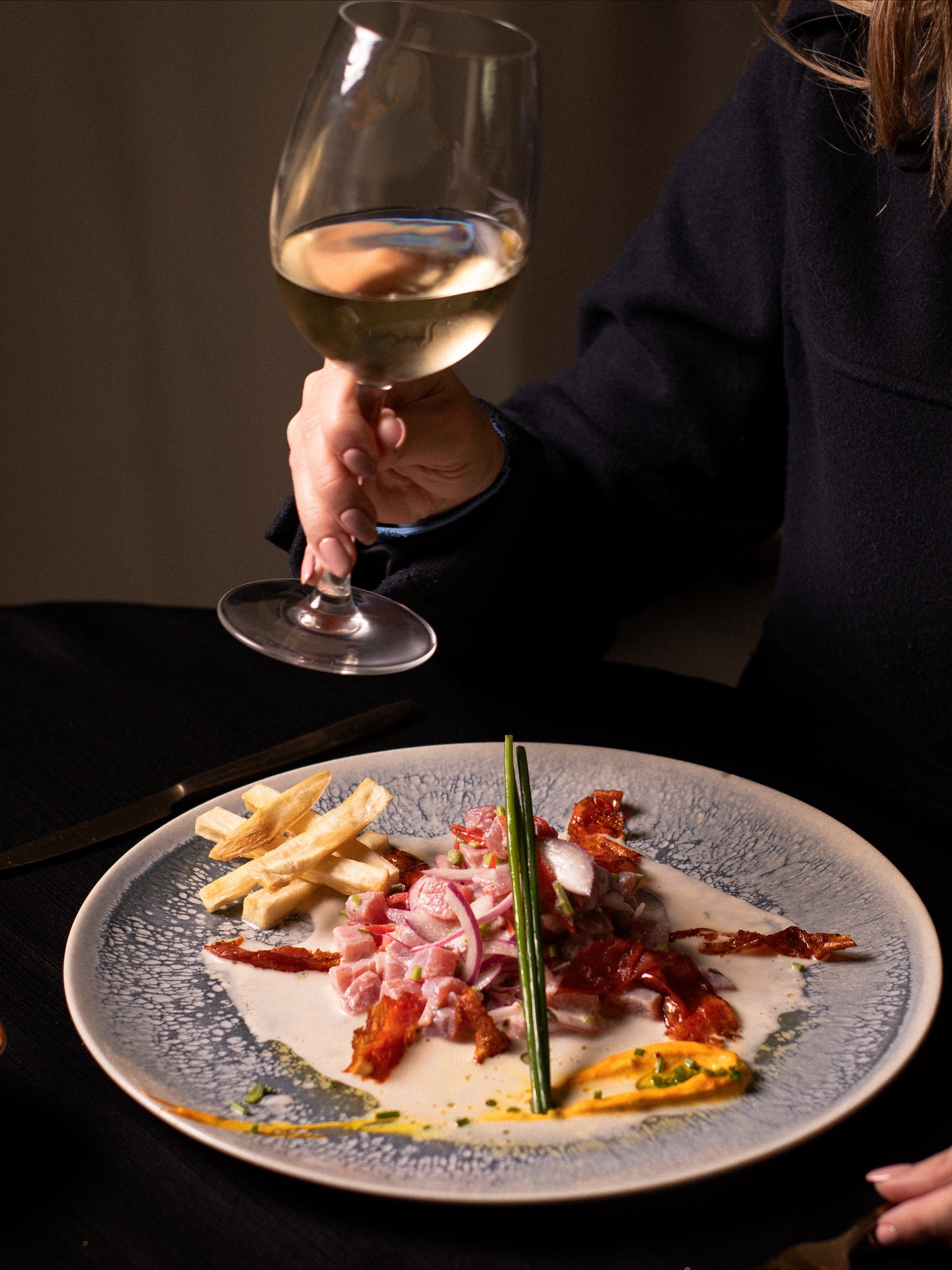 Ligero, vibrante y lleno de carácter. Nuestro ceviche se prepara con atún del día marinado en leche de tigre, justo antes de llegar a tu mesa. 🐟🍋