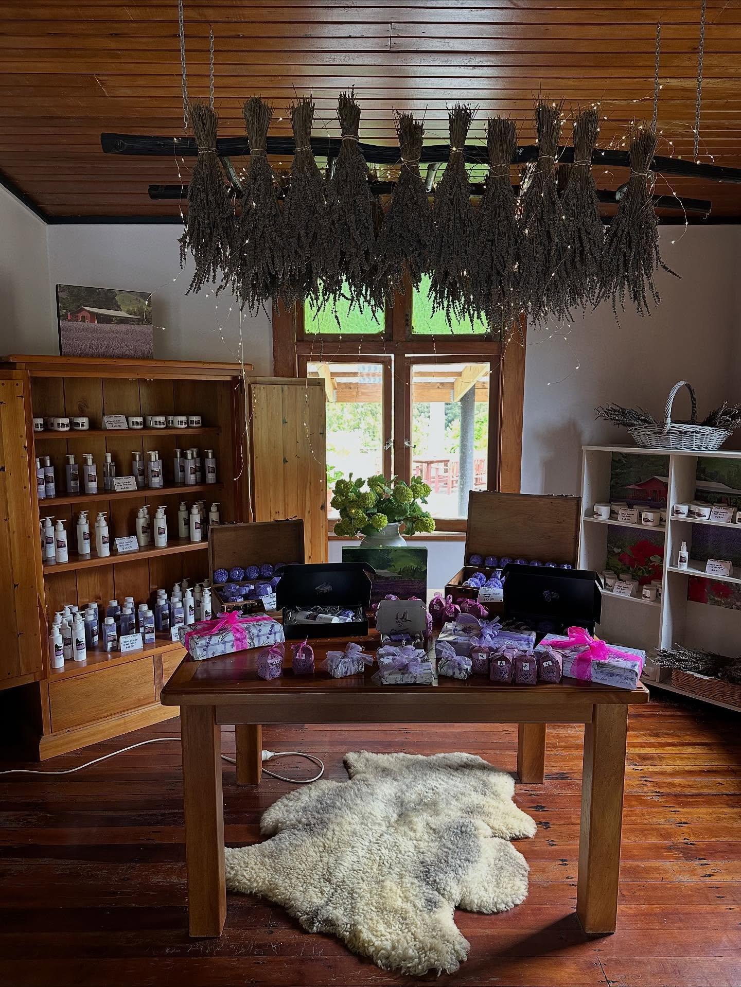 @laurenslavenderfarm is a gorgeous destination just outside of Taumarunui. Fresh cakes, lavender merch and gorgeous views promises a great day ๐ง
๐adventurelodge.co.nz