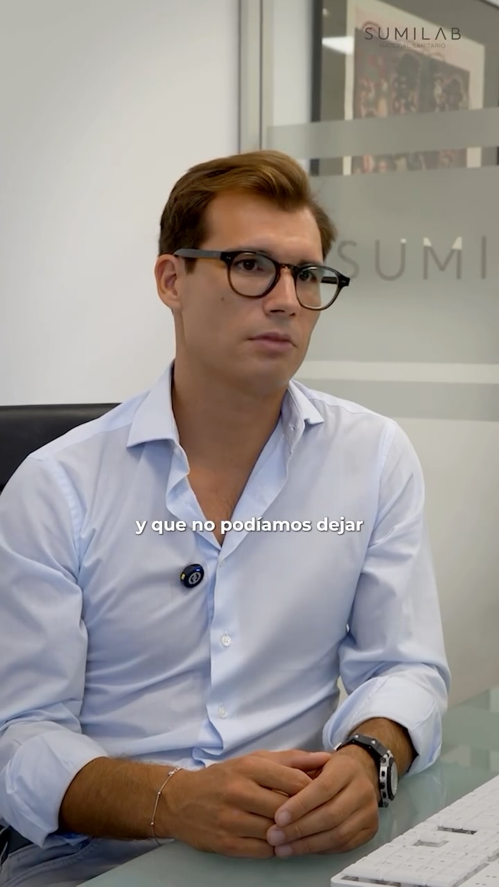 En esta píldora, @alvaropayag cuenta cómo asumió el relevo de la empresa familiar de forma repentina, sin experiencia previa en el sector.
Un cambio inesperado que se convirtió en una historia de aprendizaje, constancia y evolución 💪
Con esfuerzo, visión y un gran equipo, ha conseguido no solo mantener vivo el legado familiar, sino también modernizar procesos, ampliar líneas médicas y llevar Sumilab a más de 80 hospitales en toda España.
🔗 Descubre la historia completa en nuestro canal de YouTube