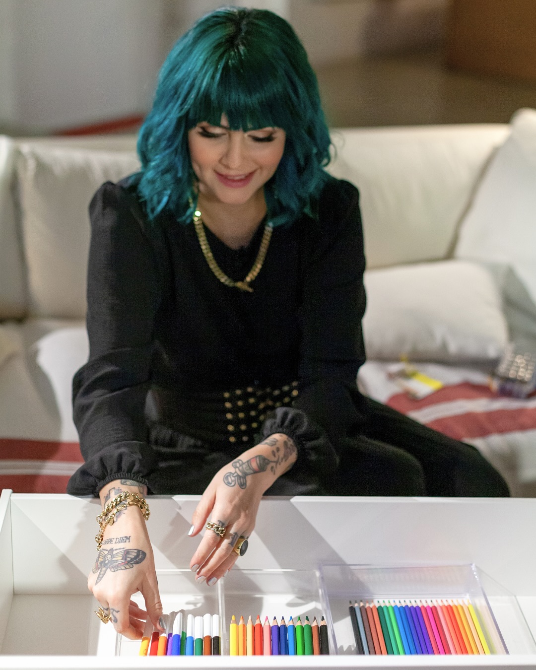 🧺 WARUM ZONEN UND FESTE PLÄTZE IM ALLTAG SO WICHTIG SIND:
Ein Zuhause, viele Bereiche und überall ein System, das dich unterstützt. Ob Stifte, Unterwäsche, Spielzeug oder Kleidung:
📦 Wenn jedes Teil einen festen Platz hat, entsteht echte Ordnung.
Warum das so wichtig ist?
Weil dein Zuhause nicht nur aufgeräumt aussehen soll,
sondern für dich funktionieren.
✨ Zonen sorgen für Klarheit:
• Du weißt sofort, wo etwas hingehört.
• Du findest Dinge schneller ohne Suchen, ohne Frust.
• Du legst sie leichter wieder zurück, weil das System die Entscheidung vorgibt.
• Du sparst Zeit, Energie und Nerven.
Und genau darin liegt der Unterschied:
Ordnung ist kein schöner Zufall.
Ordnung ist das Ergebnis klarer Strukturen.
Im Kleinen. Jeden Tag.
✨ Struktur im Außen = Leichtigkeit im Innen.
💡 Ordnung ist kein Zufall. Sie ist planbar.
Und genau das kannst du lernen: von den Grundlagen der Organisation bis zur Gestaltung ganzheitlicher Ordnungskonzepte.
🎓 Starte jetzt deine Ausbildung zur zertifizierten Ordnungscoach:in
👉 www.akademiederordnung.de/ausbildung
#ordnungscoach #akademiederordnung #studyretreat #ausbildungonline #homeorganizer #ordnungsliebe #mehrordnungimleben #ordnungimalltag #selbstverwirklichung #businessaufbau #declutteringtips #aufgeräumtleben #womenempowerment #strukturimbusiness #zuhauseorganisieren