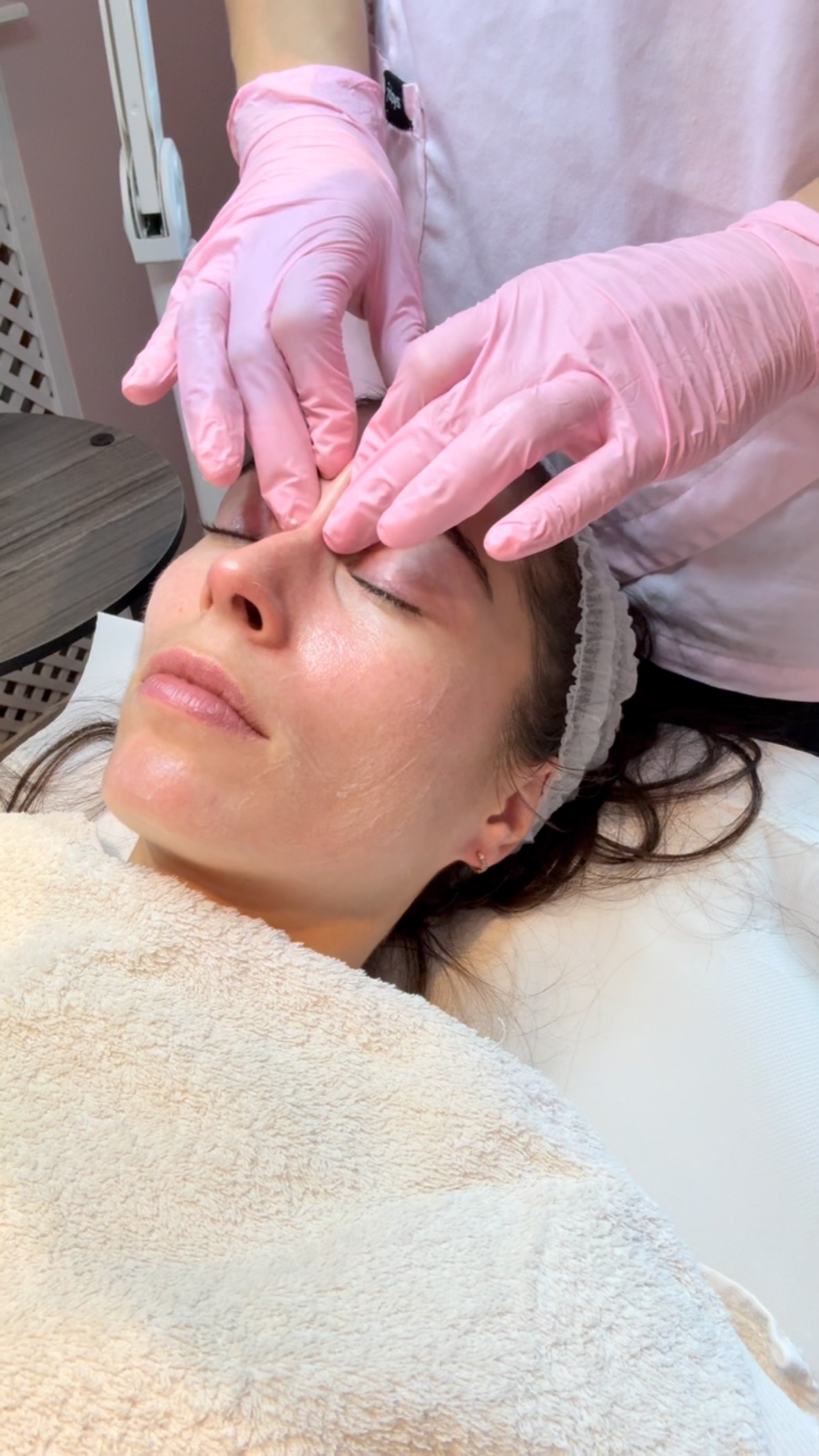 ✨ Erlebe das Hollywood Facial bei Thurn Beauty – unser ultimatives Treatment für strahlende, jugendliche Haut! 💖
💎 Microdermabrasion verfeinert das Hautbild und entfernt sanft abgestorbene Hautzellen.
⚡ Mesoporation schleust hochwirksame Wirkstoffe tief in die Haut.
🔥 Radiofrequenz strafft und stimuliert die Kollagenbildung.
💡 LLLT Laser regeneriert und sorgt für einen gesunden Glow.
💆♀️ Die Get Face Fit Face Yoga Massage definiert deine Gesichtskonturen und sorgt für natürliche Spannkraft.
👉 Buche dein Hollywood Facial und erlebe den Sofort-GLOW! ✨
#HollywoodFacial #ThurnBeauty #GesichtsbehandlungWien #FacialVienna #SkinGlow #AntiAging #Radiofrequenz #Mesoporation #Microdermabrasion #LLLTLaser #FaceYogaMassage #GetFaceFit #BeautifulSkin #ViennaBeautySalon #SkincareRoutine #GlowSkin #Hautpflege #Hautstraffung #BeautySalonWien #ThurnBeautyVienna