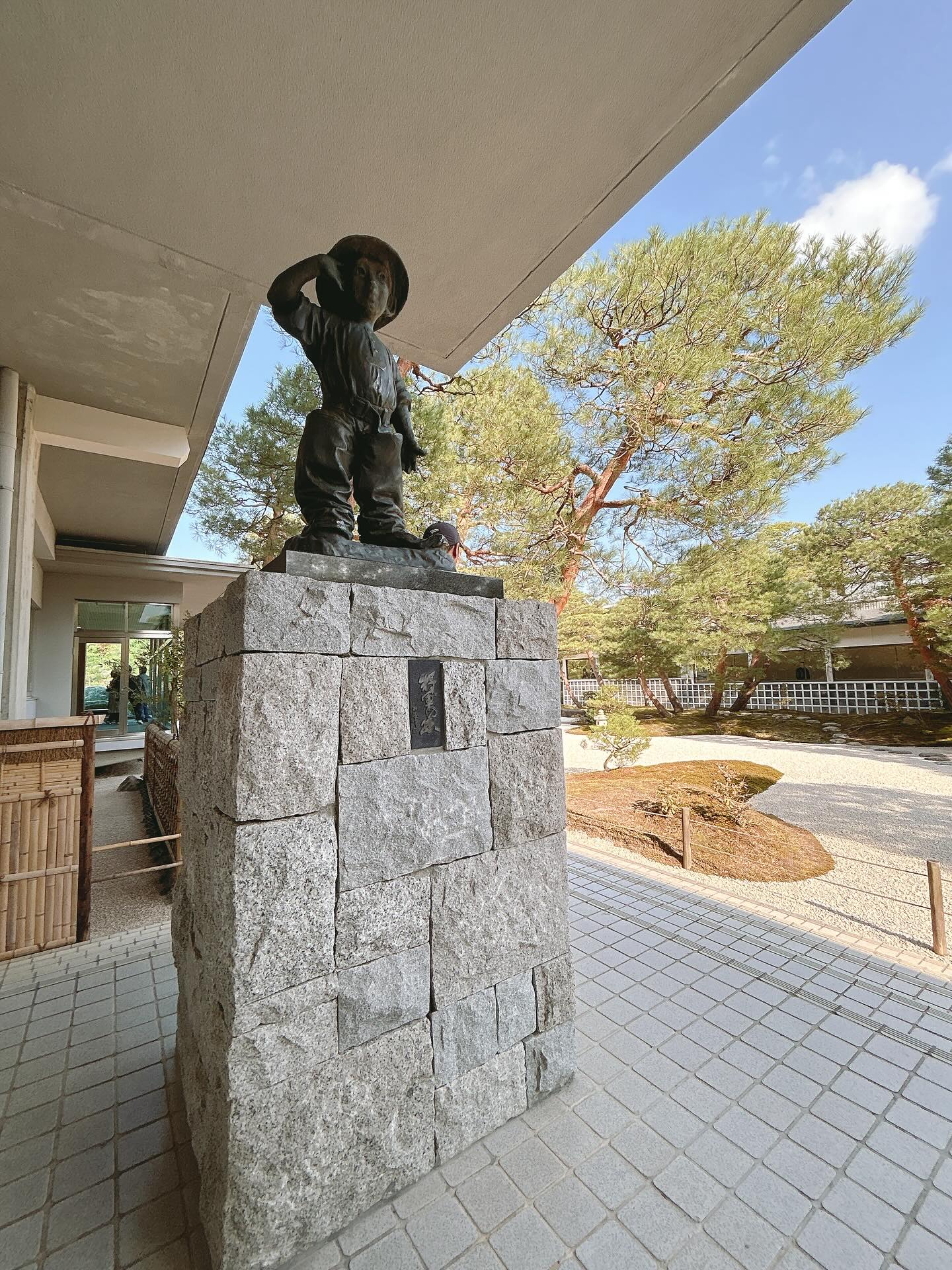 《将軍の孫》 足立美術館(島根)
足立美術館で出会った北村西望《将軍の孫》
奥に庭園の美しい景色が広がり
展示室への入口で
静かに迎えてくれていました✨
-----------------------------------------------
I came across Seibo Kitamura’s Grandchild
of a General at the Adachi Museum of Art.
With the beautiful garden stretching out
in the background, the sculpture stood
quietly at the entrance to the gallery, as if welcoming visitors.
#北村西望足 #足立美術館 #将軍の孫 #庭園 #島根 #真の平和を戦争なき世界を
#SeiboKitamura #AdachiMuseumOfArt #GrandchildOfAGeneral #JapaneseGarden #Shimane #TruePeaceWarlessWorld