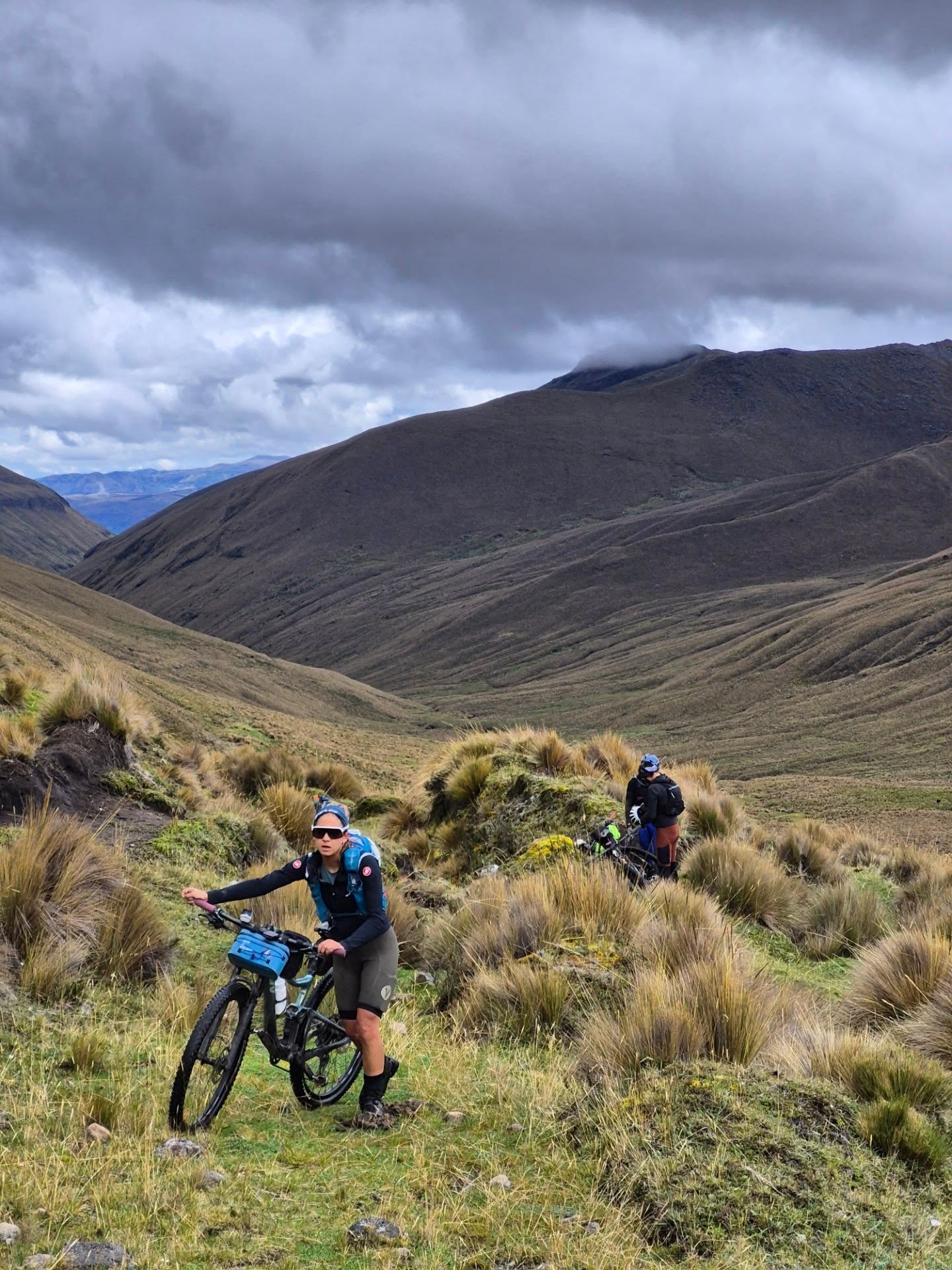 FKT Trans Ecuador
Al concluir la 5ta edición de la Trans Ecuador, tenemos 2 nuevos records, @vickycalero8 en la Trans Ecuador y @chiriboga_xavier en la 2 Volcanes.
Los FKT quedan así:
El record para la #2volcanes , 200K 5000m+, cambia de manos a @chiriboga_xavier , 16h10min. Sin dormir.
El record para la #3volcanes , 375K 9500m+ , lo tienen las leyendas @martinsaenz79 @feli_munch y @joaquin_lopez_itu , 39h24min. Con 1 hora de sueño.
El record para la #transecuador , 630K, 16000m+, lo tiene el animal @chiriboga_xavier , 88h00min. Con 5 horas de sueño.
Al hablar de records, en la categoría Damas es válido hacer una división para un mejor reconocimiento de los mejores tiempos. Las damas que han hecho Solas o en Parejas Damas; y las damas que han hecho la ruta en Parejas Mixtas. Esto porque las Damas que hacen solas tienen que ser autosuficientes, mientras que las que hacen en pareja mixta, al hacerlo en equipo, reciben ayuda de su compañero.
●DAMAS EN PAREJAS MIXTAS
#2volcanes Volcanes , 200K, 5000m+, Maria José Montalvo, 23h00min
#3volcanes Volcanes, 275K, 9500m+, @criavila , 71h25min
#transecuador , 630K, 16000m+, pasa a @vickycalero8 , 151h49min
●DAMAS INDIVIDUAL
#2volcanes , 200K, 5000m+, @sofiagfit 32h45min
Evento gracias a:
@shimanoecuador
@outlife_ec
@bodega.producciones
@crepesywafflesec
@azuliarandanos
@audaxtraining
@andresbermeofitness
@ggraphics_ec
@carnicoslacomarca
@castellicycling
@sidi_ecuador
@pirelli_cycling
@toscana.alimentos
@setecientos.cc
@pendientemedia
@elcafecitoquito
@canelofoods
@dodabike