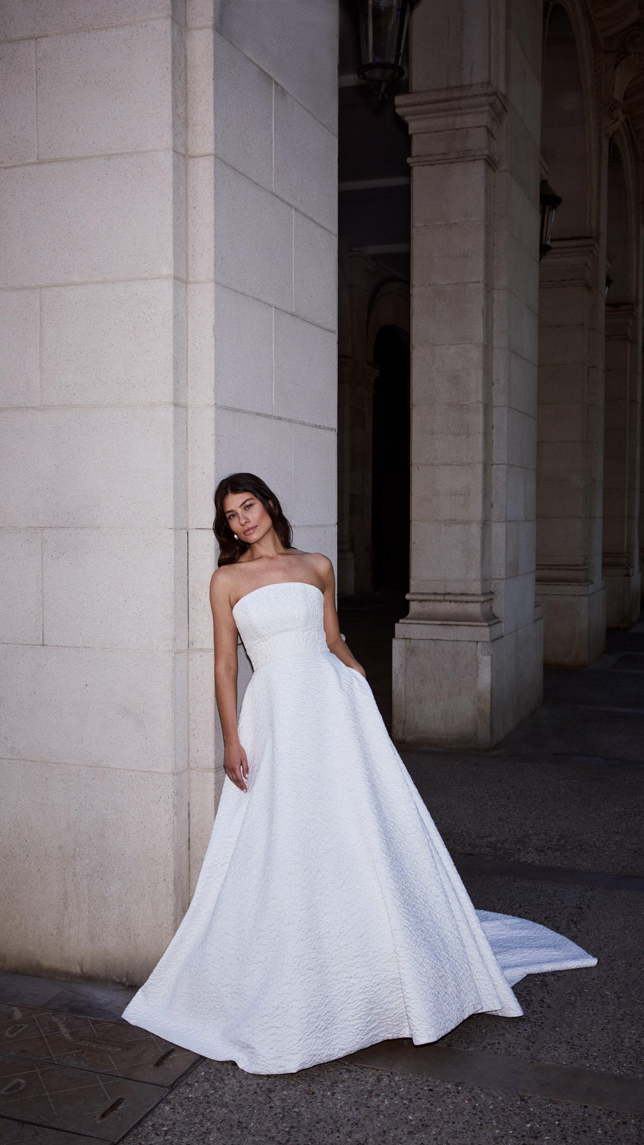 Jesus Peiro 2614 ✨
A vision of bridal elegance. Crafted with precision in Barcelona and designed for the bride who wants impact, without excess.
The sculpted bodice draws the eye in, while the full skirt brings movement and presence. The brocade fabric gives weight and form, making this gown feel as luxurious as it looks 👰♀️
#jesuspeiro #straplessweddingdress #broacdeweddingdress #bridalboutique #warwickshire