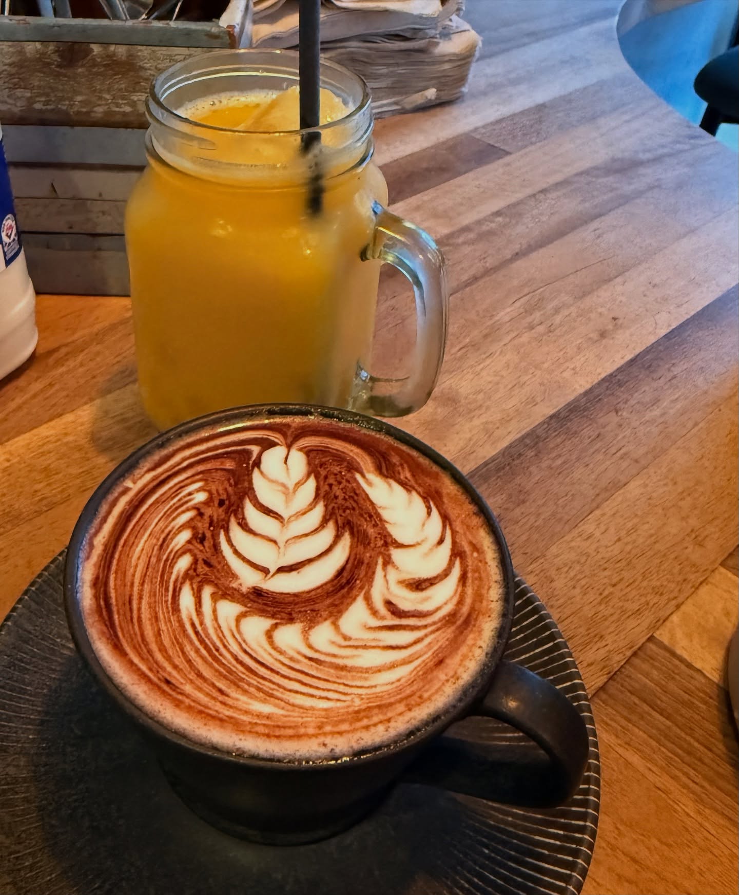 #coffeeday #coffee #latteartgram #barista @papii_cafe_edinburgh #coffeelover #edinburgh #coffeevibes #morning #allday #brunch #foodlover #oldschool #music #enjoy @papii_cafe_edinburgh