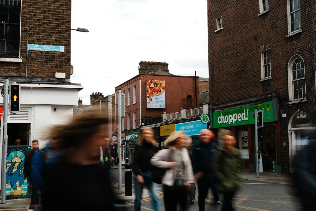 Baggot up, Baggot in, let me begin!
Say hello to the Baggot St. Lightbox which we recently added to our Dublin City collection! 💡
Between Bambino’s cult pizza slices & the world famous O’Donoghue’s pub, this stretch of Baggot St. is buzzing both day & night!
With a mix of high office footfall & vibey social spots this location offers a weekly footfall of 879k! 🙌🏻
We are looking forward to having some fun here! ✨
Thanks to @tescoirl who recently set up shop! 😉
Get in touch for more info! 📧 hello@micromedia.ie
#micromedia #lightbox #led #ooh #oohadvertising #dublincityadvertising #looktothelight