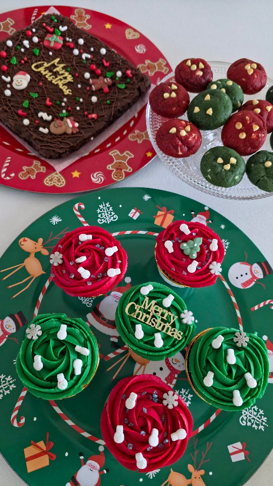 Christmas with @bakeitupnl 🎄
Bekijk ons feestmenu (of andere desserts) op onze website!
.
.
.
.
.
#festivemenu
#christmasdesserts
#festivedesserts
#homemadedesserts
#dessertlover
#bakedwithlove
#chocolatedesserts
#holidaytreats
#sweettable
#desserttable
#luxurydesserts
#nederlandsebakker
#bakkervandorp
#lokaleondernemer
#ondersteunlokaal
#kleineonderneming
#hoekschewaard
#puttershoek
#zuidholland
#foodnederland