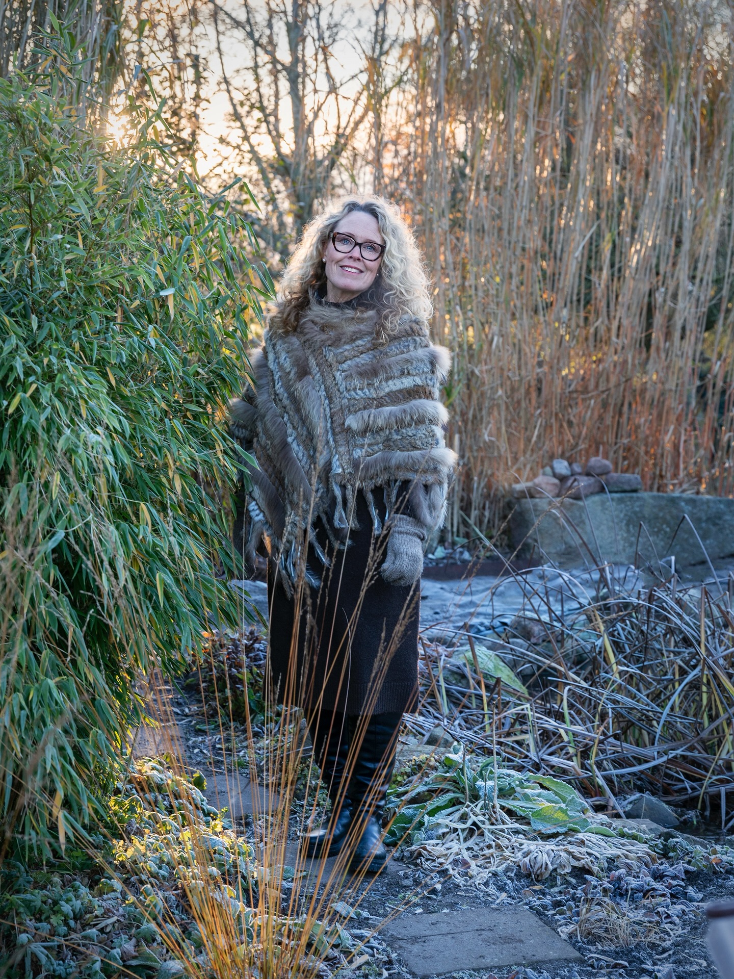 ~Vinterträdgård~
Det är en kall och frostnupen novembermorgon förra året och solen är på väg upp. Magi sker när kamerans lins fångar dagens första solstrålar!
Vintern kan vara väldigt vacker, de gäller bara att se och hitta de gnistrande detaljerna runt om.
I senaste numret av @alltomtradgard finns ett fantastiskt vinterreportage om vår trädgård och allt det vackra är fångat av @karin_wildheim_tradgard kamera och @hylanderkarin har fått till texten så fint. 🙏🏻
#reportage #vinter #veckansvackraste #fotograf #runevadstradgard #vinterträdgård #magi #magisktväder #trädgård #garden #mangold #vinterkvist #trädgårdsglädje