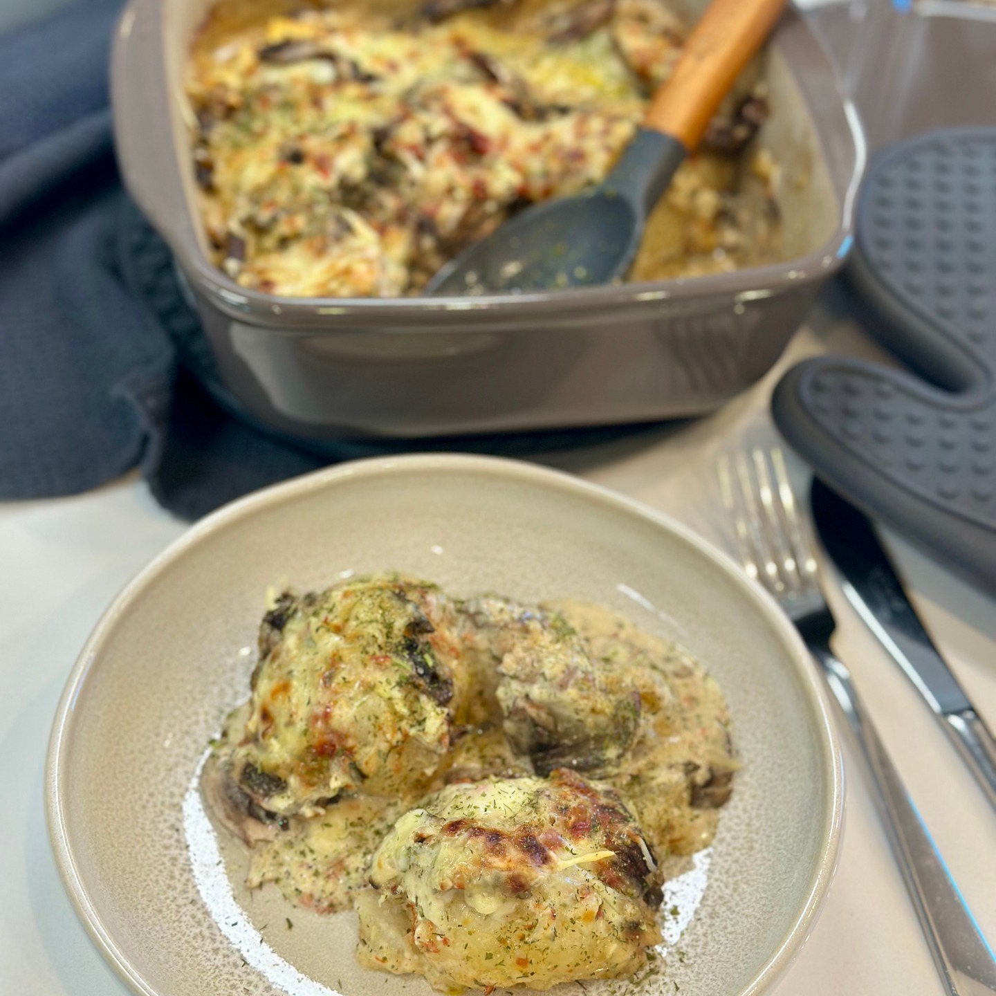 Hallo ihr Lieben, ich habe wieder ein neues Rezept für euch entworfen und uns hat es wieder mal super gut geschmeckt. Das Rezept findest du wie immer auf meinem Blog unter www.martinaziehl.de/blog
Oder wenn du bei Google nach "Kartoffelknödel mit Champignon Rahmsoße Martina Ziehl eingibst.
Ich freue mich immer, wenn ihr meine Gerichte nachkocht und mich dann verlinkt zu euren Bildern.
Natürlich wünsche ich mir für meine Arbeit ein Herzchen und dass Ihr mir nachfolgt. Alles was ich an Zeit investiere ist für euch kostenlos ♥
Liebe Grüße
Eure Martina Ziehl