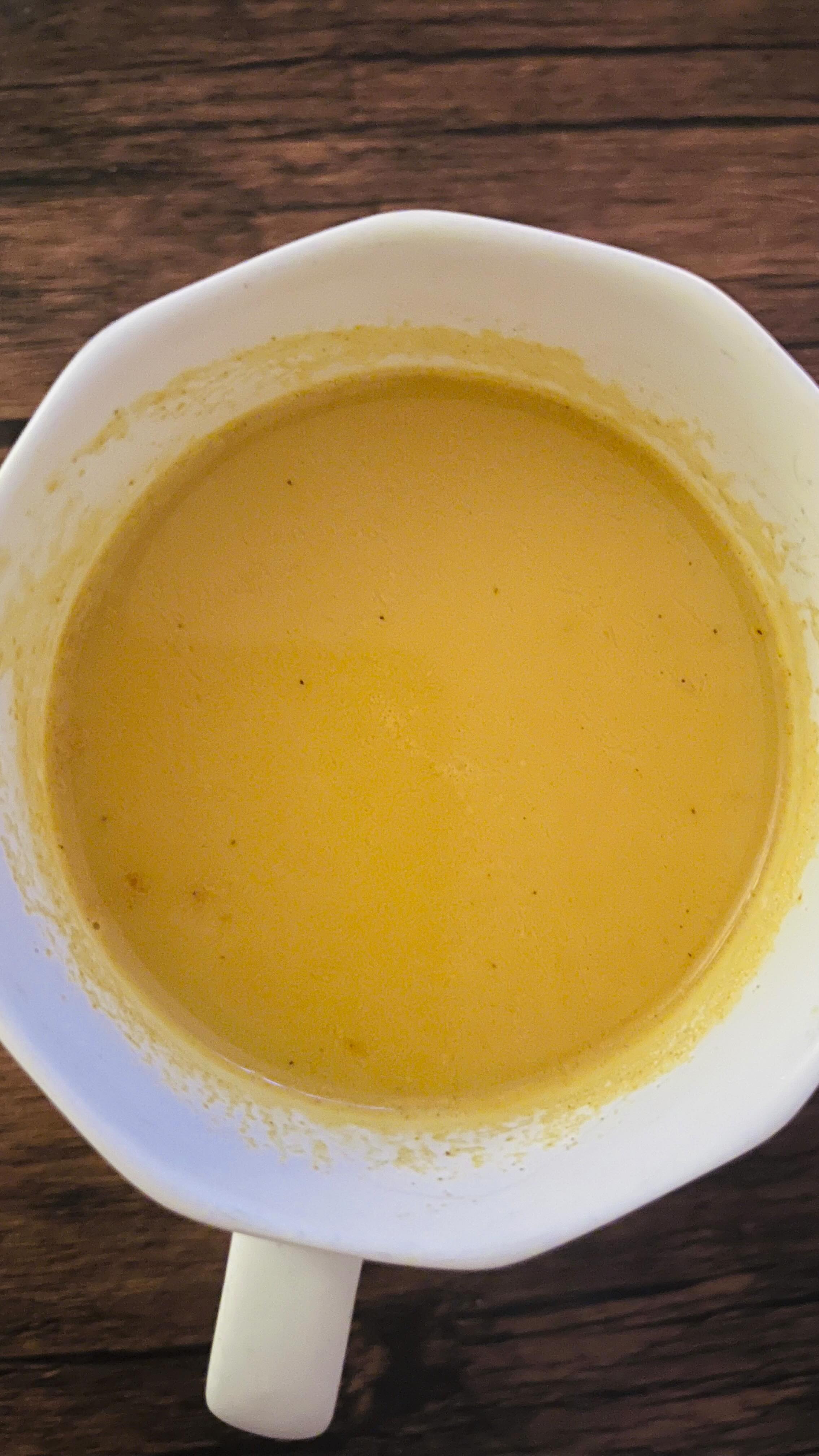 💛 Golden Milk 💛
This cozy cup does more than warm you up —
it heals you from the inside out 🌿
🥛 1 cup milk (any kind)
🟡 ½ tsp turmeric
🌿 ¼ tsp cinnamon
🫚 ¼ tsp ginger
🌶️ Pinch black pepper
🍯 Drizzle of honey
Benefits you’ll love:
💪 Anti-inflammatory boost
🧘♀️ Aids digestion & sleep
✨ Supports glowing skin
🦴 Strengthens bones & immunity
Sip nightly for calm vibes + natural glow 🌙
#GoldenMilk #TurmericLatte #WellnessDrink #Ayurveda #HealingFromWithin #HealthyHabits #GlowNaturally