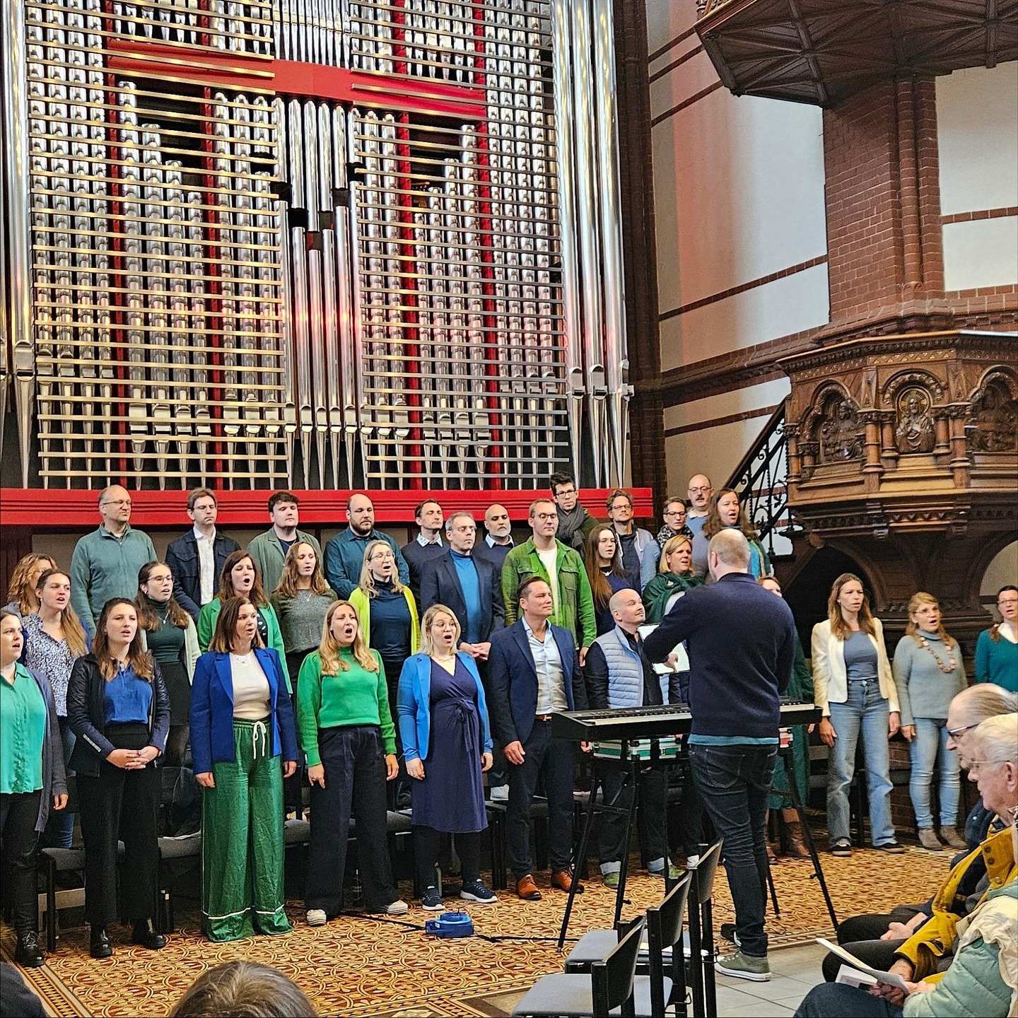 🕯️ Frieden braucht Erinnerung. 🕯️
Am vergangenen Sonntag durften wir als Popchor Spandau den Friedensgottesdienst in der Lutherkirche musikalisch begleiten. Ein Moment des gemeinsamen Erinnerns, des Zuhörens und des Singens für den Frieden. ✨
Der 9. November ist ein Tag, der tief in unserer Geschichte verankert ist. Ein Tag des Schmerzes und der Hoffnung zugleich. Wir erinnern uns an die Schrecken der Reichspogromnacht von 1938 und an die Freude und Erleichterung, als 1989 die Mauer fiel.
Zwei Gesichter eines Datums, das uns mahnt, wie zerbrechlich Frieden ist und wie stark der Wunsch nach Zusammenhalt sein kann. 🕊️💛