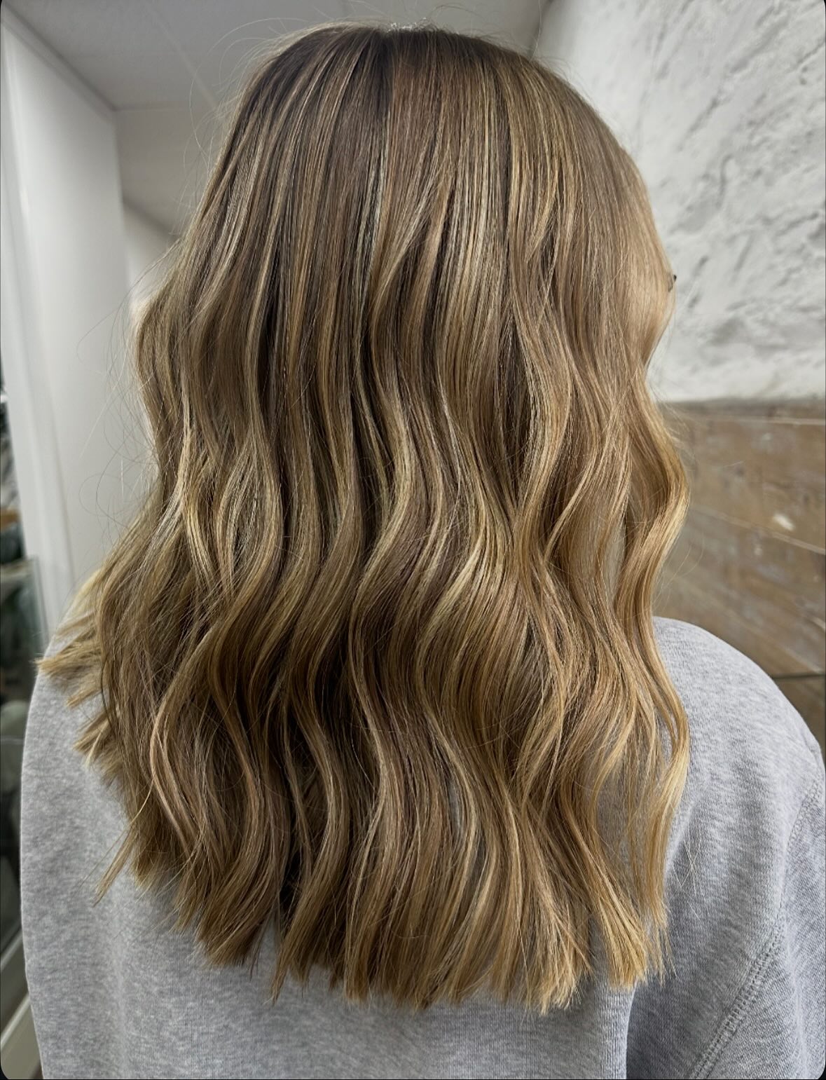 • Honey Fall Hair 🍯🍂 A mini balayage from today 🫶🏻 Autumnal blonding sesh with low maintenance grow out 🍂 Swipe to see it waved VS straight 🖤 • #redkeninsidersfallhairloading