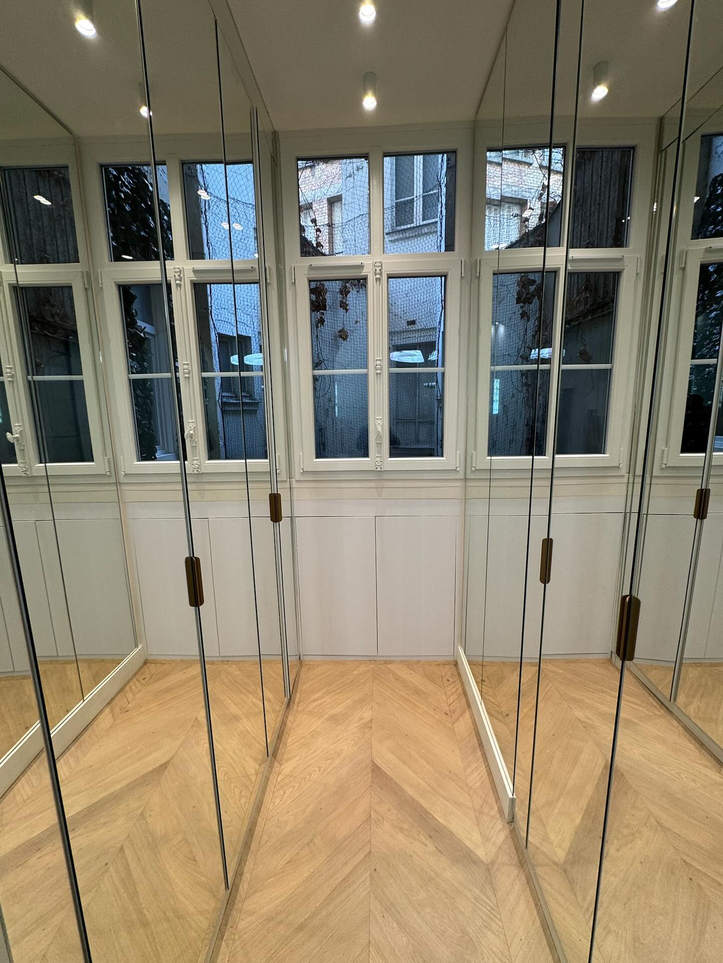 Projet Flandrin - un dressing tout en miroir
#menuiserie #menuiseriesurmesure #menuiserieparis