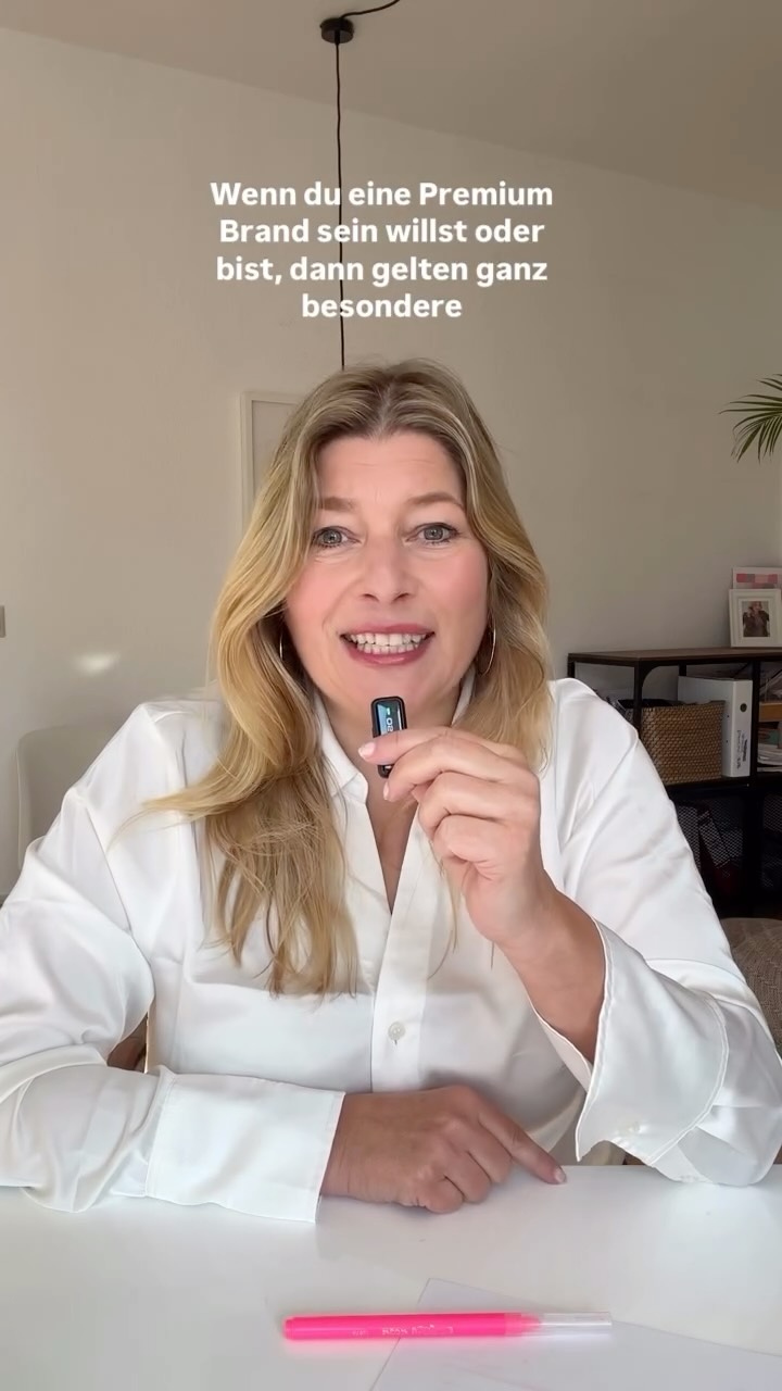 Wenn du Premium bist – oder Premium werden willst – dann gilt:
Weniger Show, mehr Substanz.
Weniger Farbe, mehr Einheit.
Weniger Worte, mehr Emotion.
Ich entwickle mit dir die Strategie hinter dem Look – damit deine Marke nicht nur schön aussieht, sondern nachhallt.
✨ Alles beginnt mit einer Idee.
#BrandStrategy #PremiumBrand #Marketingberatung #PersonalBranding #Markenstrategie #Klarheit #DesignThinking #Initialzünder #Lieblingsbusiness #selbständigkeit #frauenmitbusiness