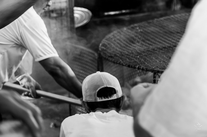 Que as belezas dos nossos patrimônios jamais sejam esquecidas.
Que as mãos que fazem
As vozes que contam e cantam
Que o corpo que dá vida
Tenham sempre seus lugares de expressões
E liberdade em compartilhar
As manifestações que fazem da vida, vida.
.
.
.
É um privilégio trabalhar com memórias, poder ouvir e compartilhar histórias. Sorrir com sorrisos diferentes. Compartilhar saberes, conhecer mais da vida.
Registros de um campo em Goiás. Dos encantamentos que a Arqueologia proporciona experienciar: panelaço de pamonha 🫔
@zanettini.percursoseducacao @governogoias
#fotografia #fotografiapretoebranco #pamonha #patrimonio #arqueologia