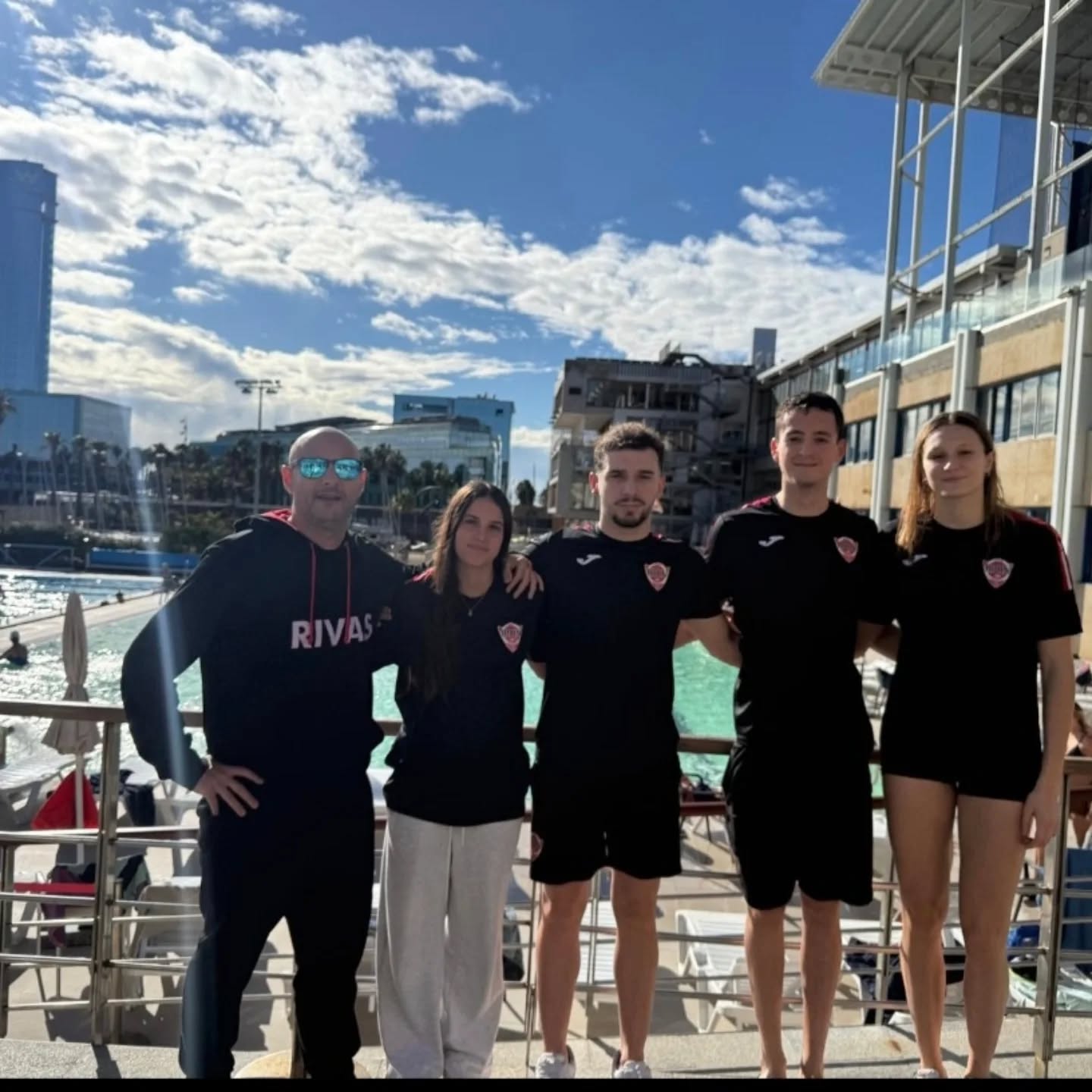 Finalizamos un gran campeonato de España absoluto de invierno celebrado durante 4 dias en Barcelona (piscinas del CN Barcelona)
Con la participación de 4 nadadores de nuestro equipo
La junior Andrea serrano que participó en los 50 espalda y 50 mariposa
Los absolutos Pablo Pon 50 braza mmp y Felipe Collado 50 braza
Y Larisa Utiu en 200 braza 100 braza mmp,100 estilos mmp 50 libre y a destacar el domingo el fantástico 50 braza donde consiguió clasificarse para la final A = 8 mejores,siendo en la final la 7a
Y además conseguir un nuevo récord absoluto del club en dicha prueba
Dirigidos por su entrenador Raúl bueno Ule
Enhorabuena a todos !!
@optica_atenea_optometria
@centromaui
@aytorivas
@diariorivas
@zarabandarivas