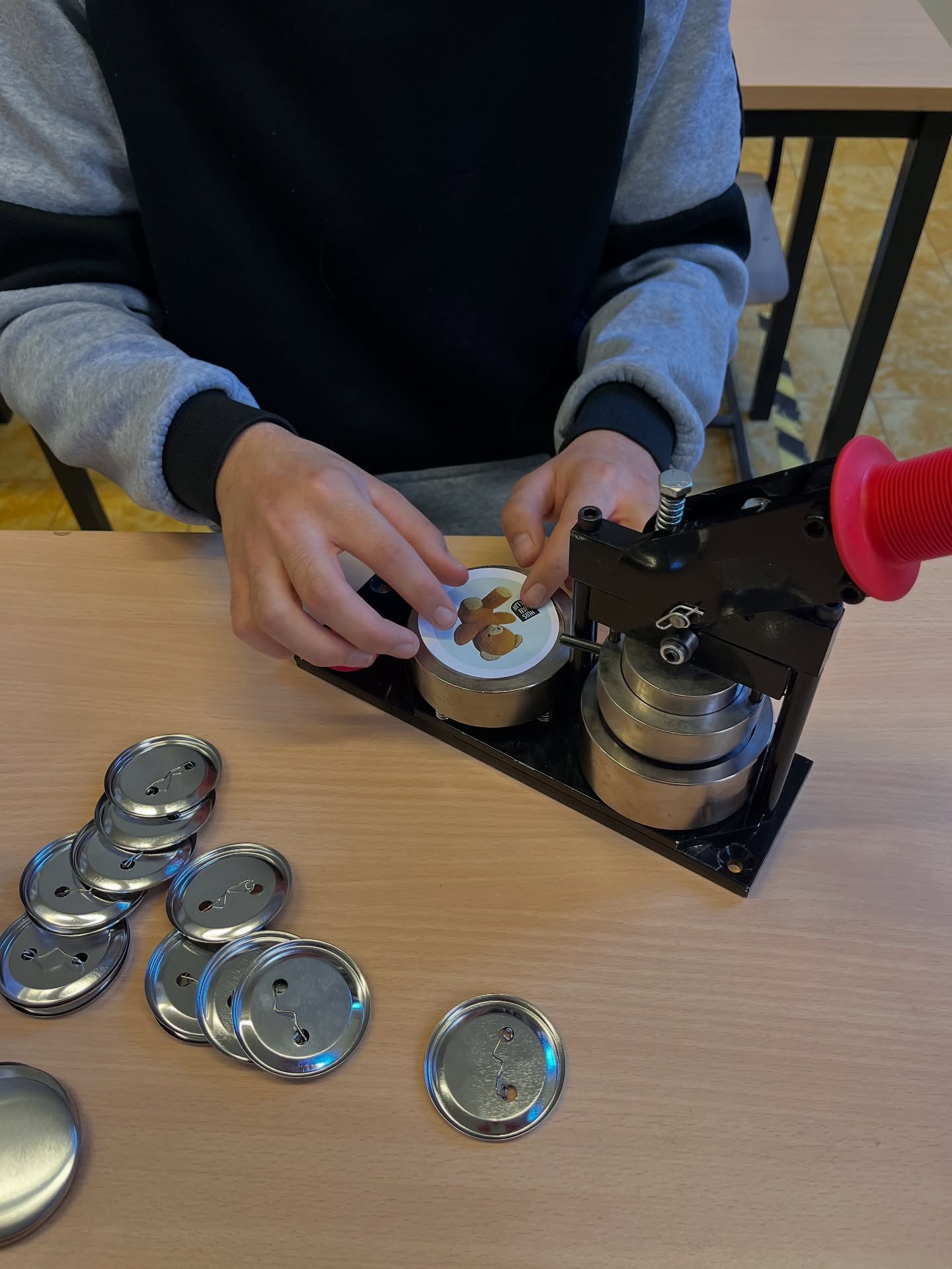 Buttons vol kleur en liefde! Gemaakt door OV2, voor @huisvanalijn ! 🌈✨
#OV2 #samenwerking #creatief #buttons #trots