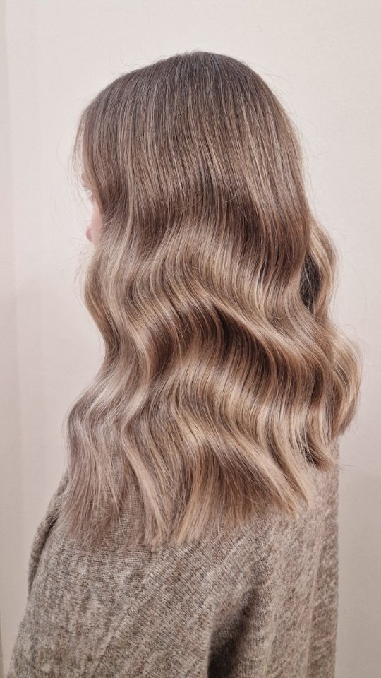 Soft glossy beige 🤎
By Heli
#helibow#bowhelsinki#parturikampaamobow#beigeblondehair#glossyhair#softwaves#hairreelsofinstagram#oribehair#hairdressersoffinland#kampaamohelsinki