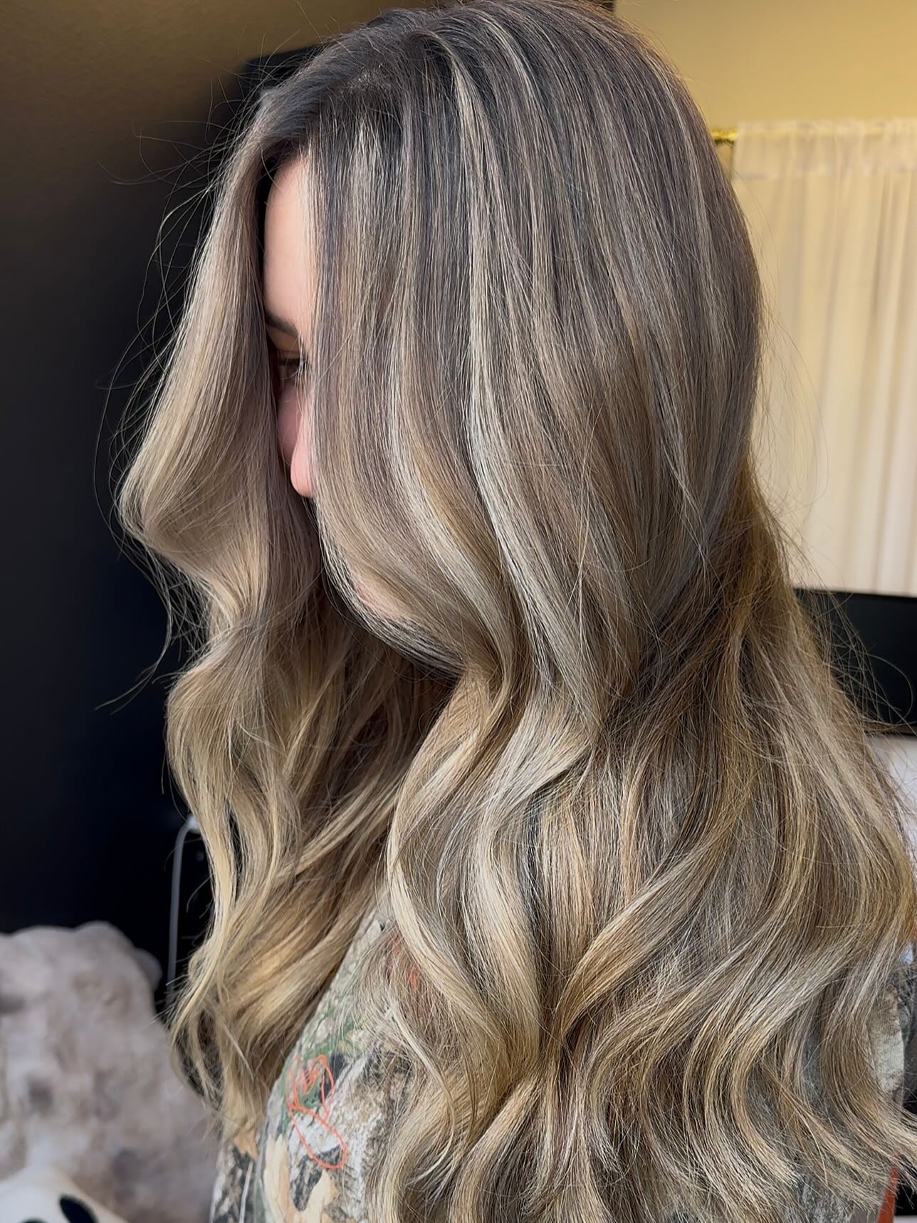 Loving these fall vibes 🍁
We went from a summer beach babe to darker rooty balayage!!
Swipe ➡️ for the before pics!!
👉 The holidays are coming up fast, Dm to book your appt🌟
#orlandohair #winterspringshair #winterparkhair #ucfhair