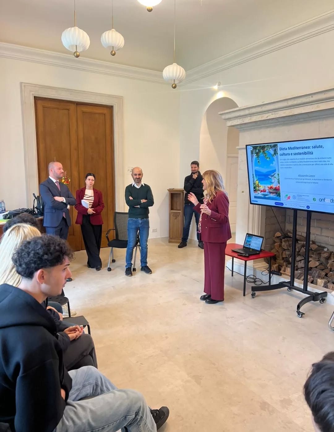 Dieta mediterranea: salute, cultura e sostenibilità. 🫒🍅
Nella Settimana della Cucina Italiana nel Mondo, i nostri studenti del liceo hanno avuto il privilegio di incontrare il Prof. Alessandro Leone, ricercatore dell’Università di Milano nel campo delle scienze degli alimenti, della nutrizione e dell’ambiente.
Durante l’incontro, i ragazzi hanno imparato a interpretare la piramide alimentare, a scegliere e consumare correttamente gli alimenti e a comprendere l’importanza della nutrizione come parte fondamentale di uno stile di vita sano, consapevole e sostenibile.
Ringraziamo l’Ambasciata d’Italia a Bucarest @italyinromania per questa preziosa opportunità.
Ci hanno fatto visita Federico Mozzi (Responsabile economico-commerciale) e Laura Rustico, contribuendo a rendere l’evento ancora più significativo per i nostri studenti. 🌿📚✨