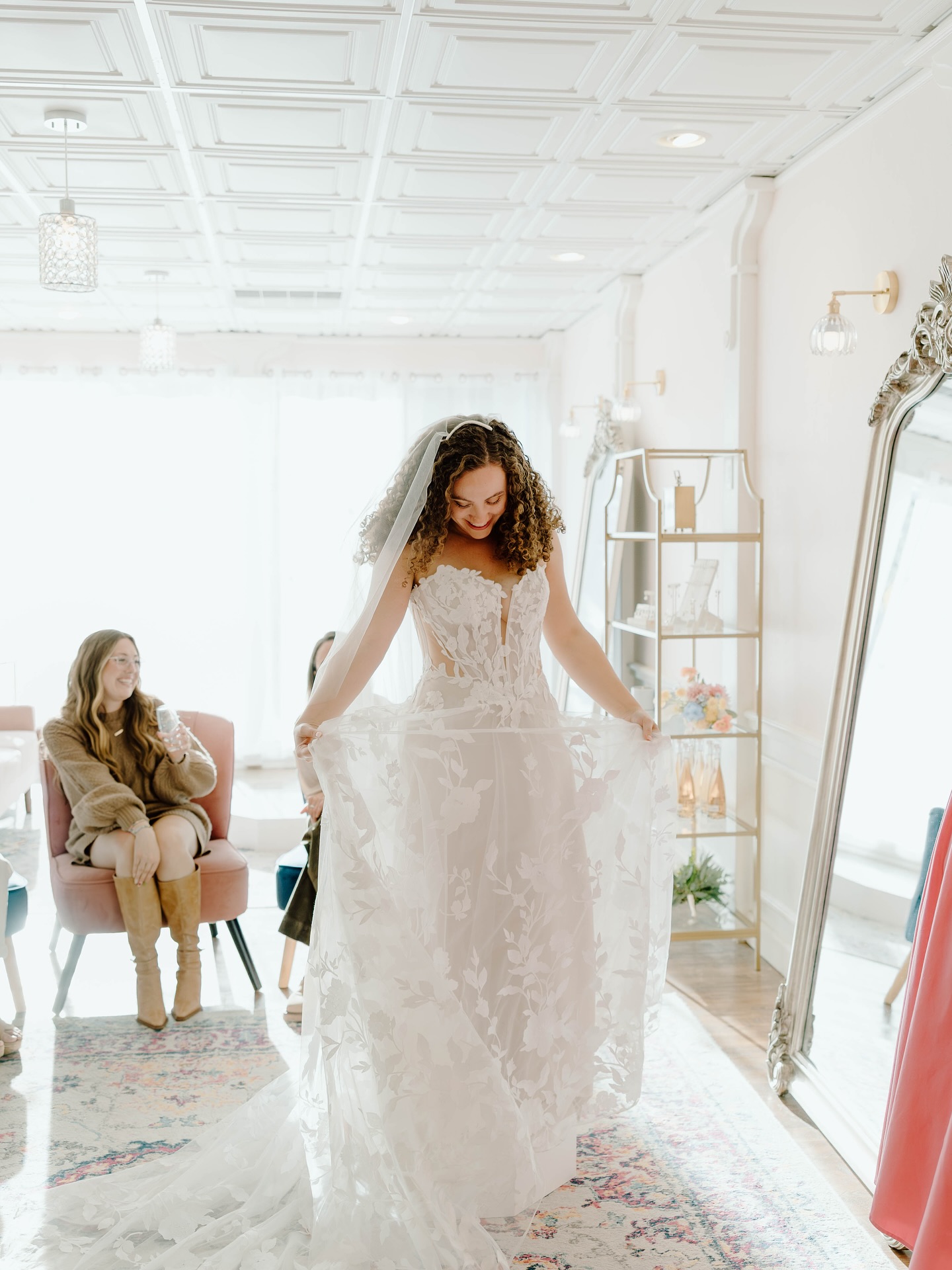 that “this is the ONE!” feeling! ✨
📸: @katiekilsdonkphotography
#ivoryrosebridalboutique #ivoryrosebride #2026bride #2027bride #wibride #wisconsinbride #weddingdressshopping #bridalshop #bridalstylist