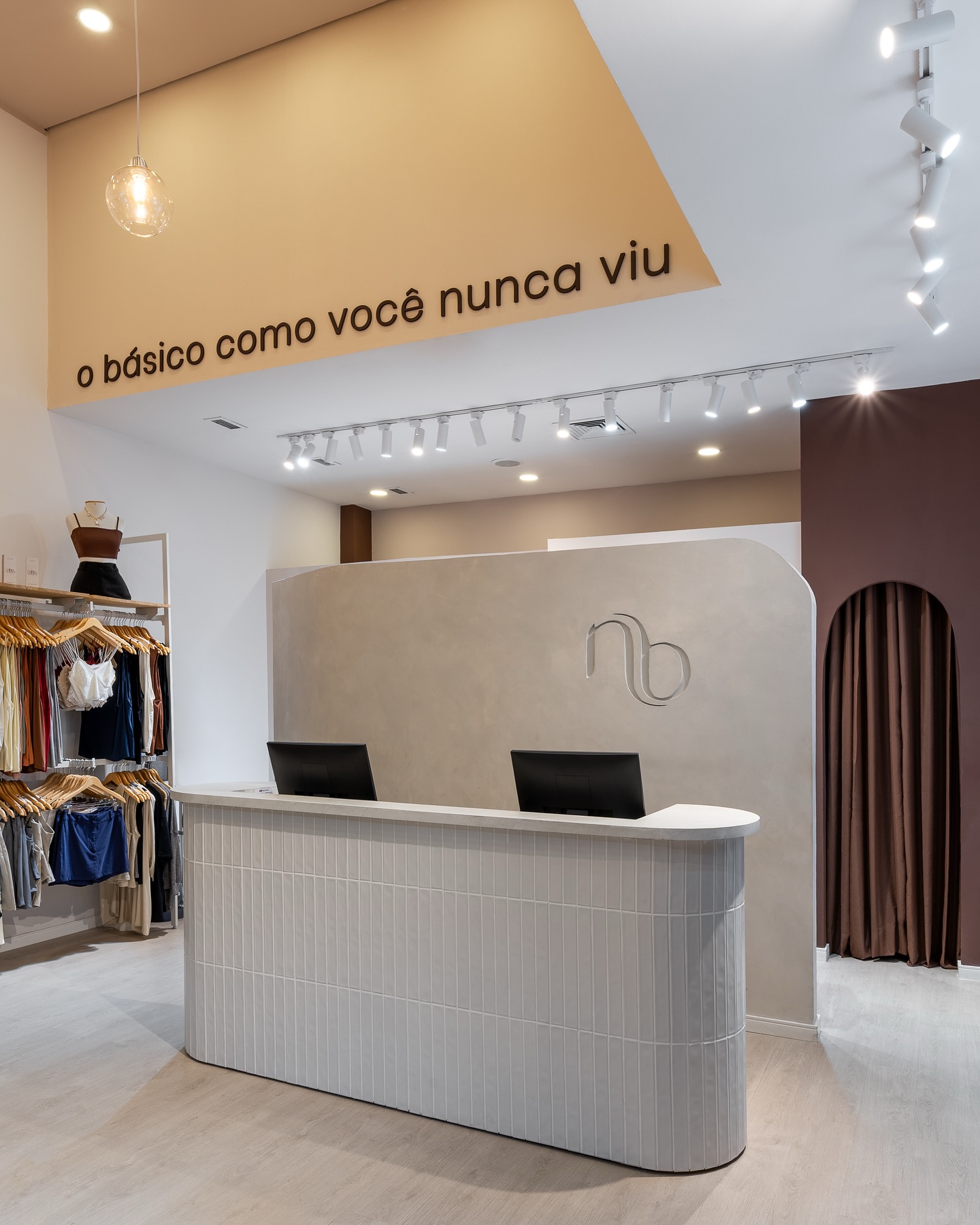 Na criação da nova unidade Nina Basics no shopping Center Norte, levamos para a arquitetura aquilo que representa a marca na sua essência: o básico que acolhe e acompanha no dia a dia!
Foto: @anahelenalima.foto