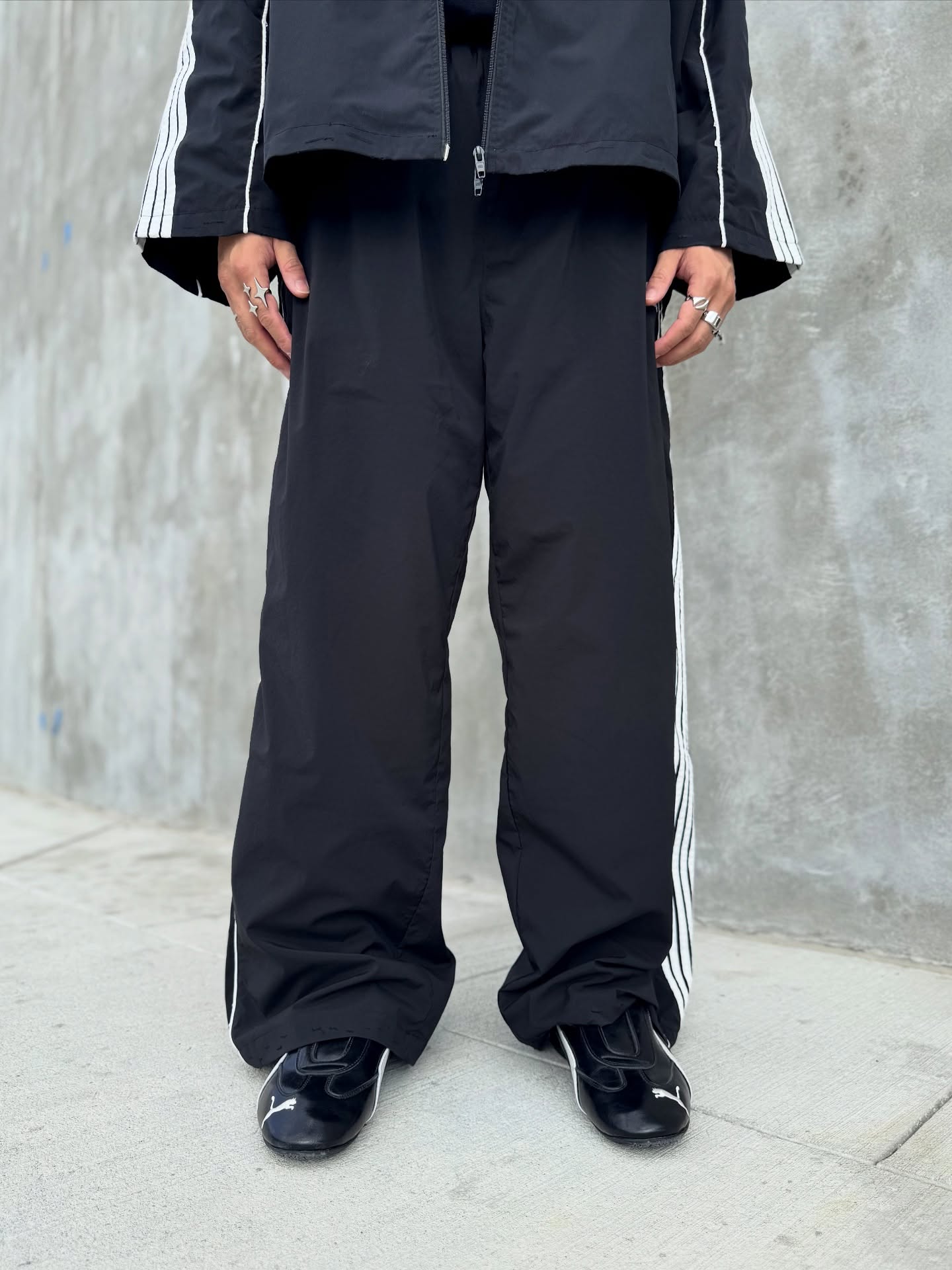 Like this look? Shop at www.highstreetporter.com
Search these keywords in the homepage
Sunglasses: muzm straight jacket
Jacket: Large tech track suit
Pants: Large Tracksuit Pants
Sneaker: Leather Speedcat
#mensfashion #mensfashionpost #mensfashionreview #mensfashionblogger #fashionblogger #fashionmen #fashionkilla #fashionmens #fashionmenswear #mensfashionblog #mensfashions #mensfashionstyle #mensfashiontips #mensfashiontrends #mensfashionwear #mensfashiondaily #hikesneaker #balenciagalover #balenciagamen #balenci #balenciagasneaker #balenciagamen #balenciagastyle #balenciagapumaspeedcat #oakleystraightjacket